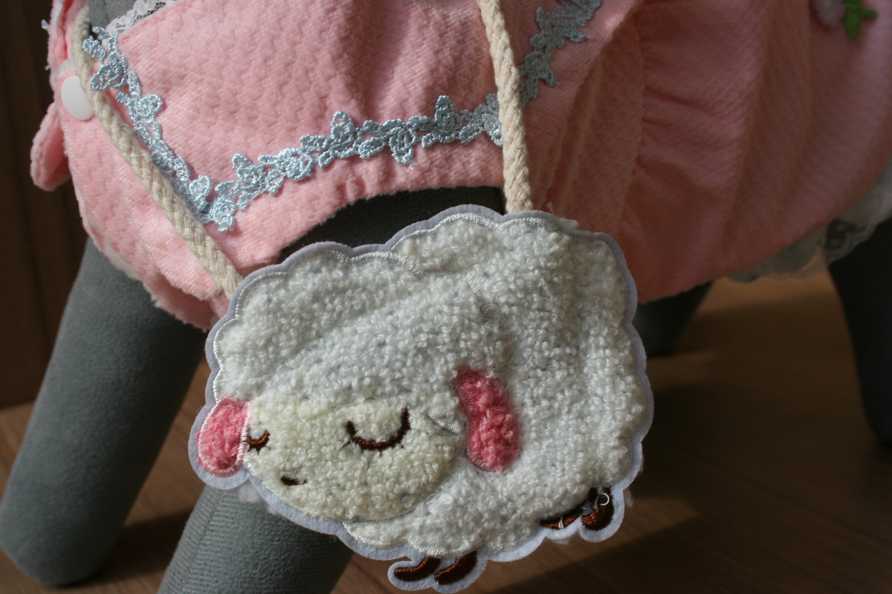 Vestido rosa com detalhes em fenda