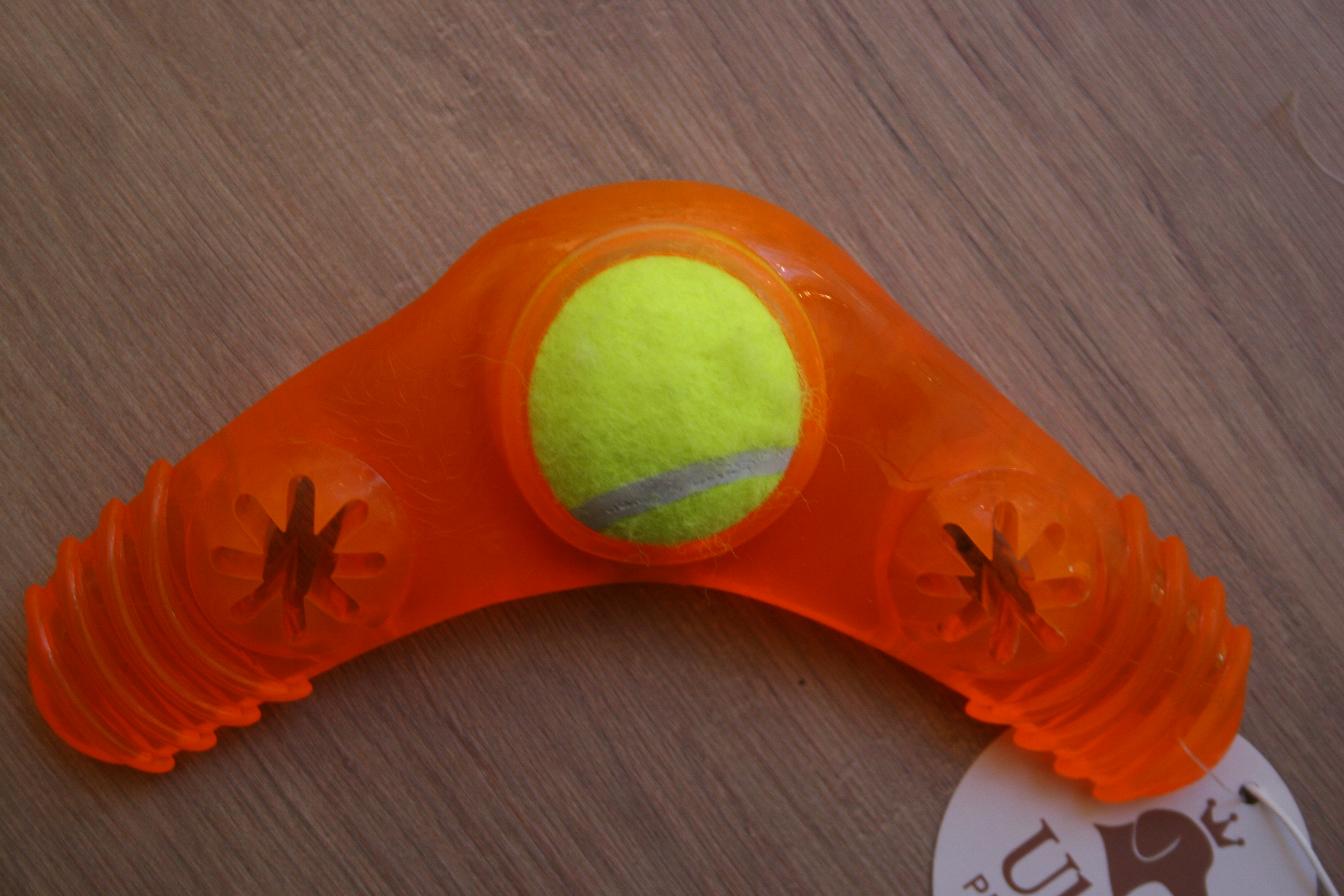 Mordedor bumerang com bola de tênis