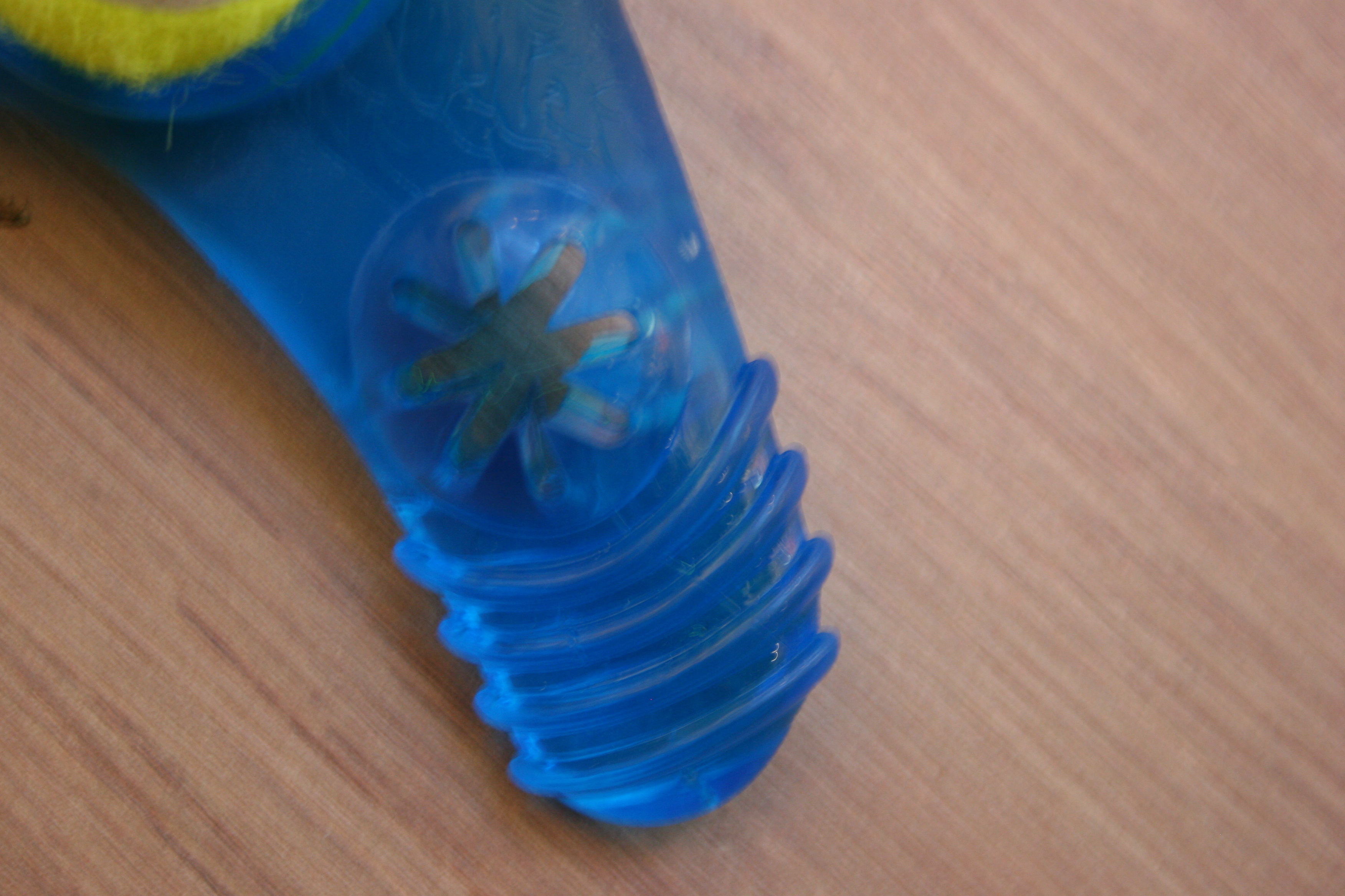 Mordedor bumerang com bola de tênis 