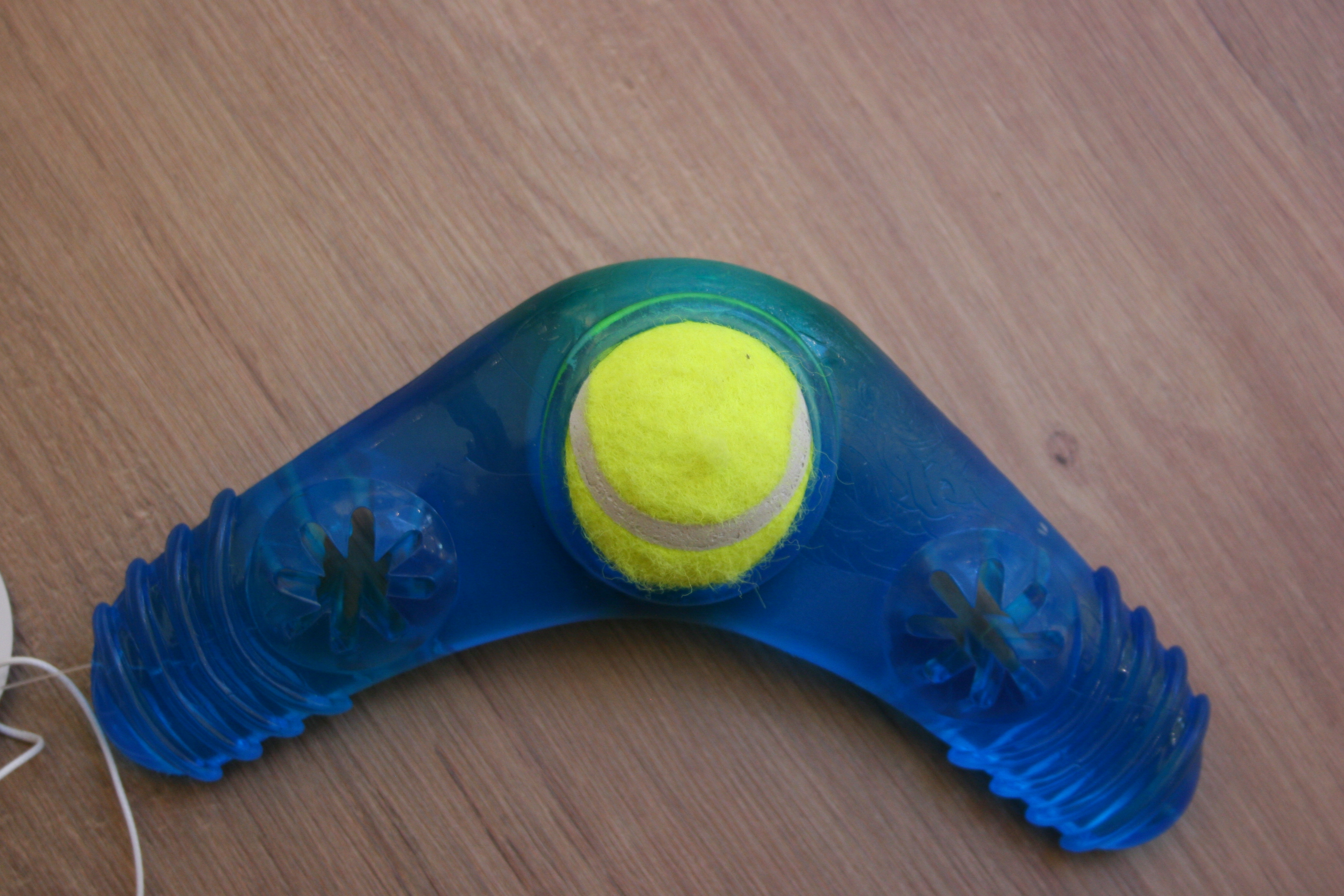 Mordedor bumerang com bola de tênis 