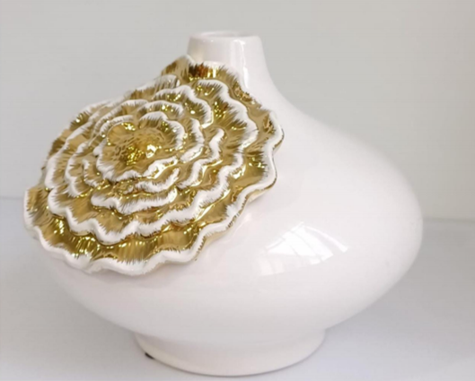 Jarrón decorativo con flor dorada