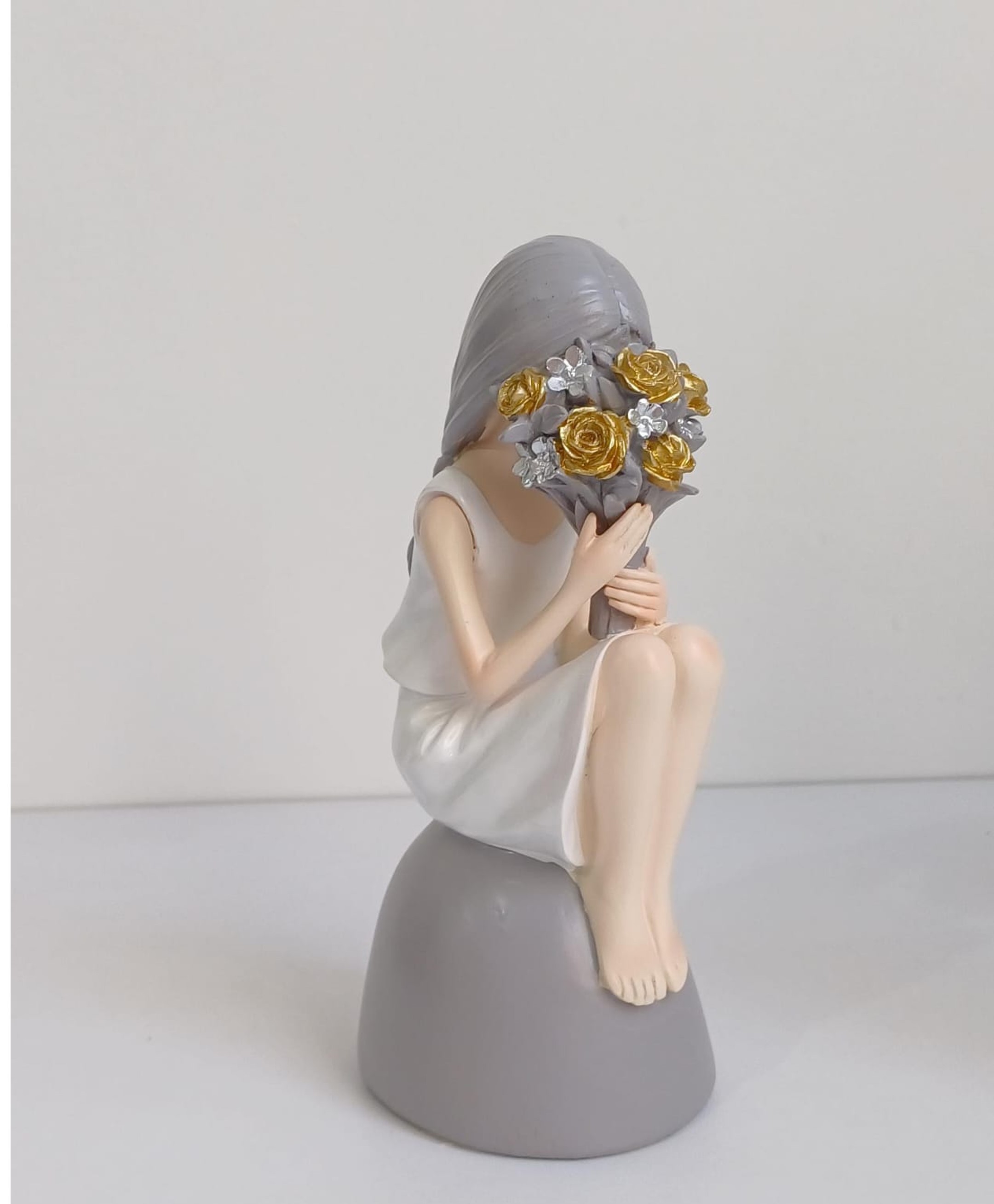 Figura decorativa de niña con flores
