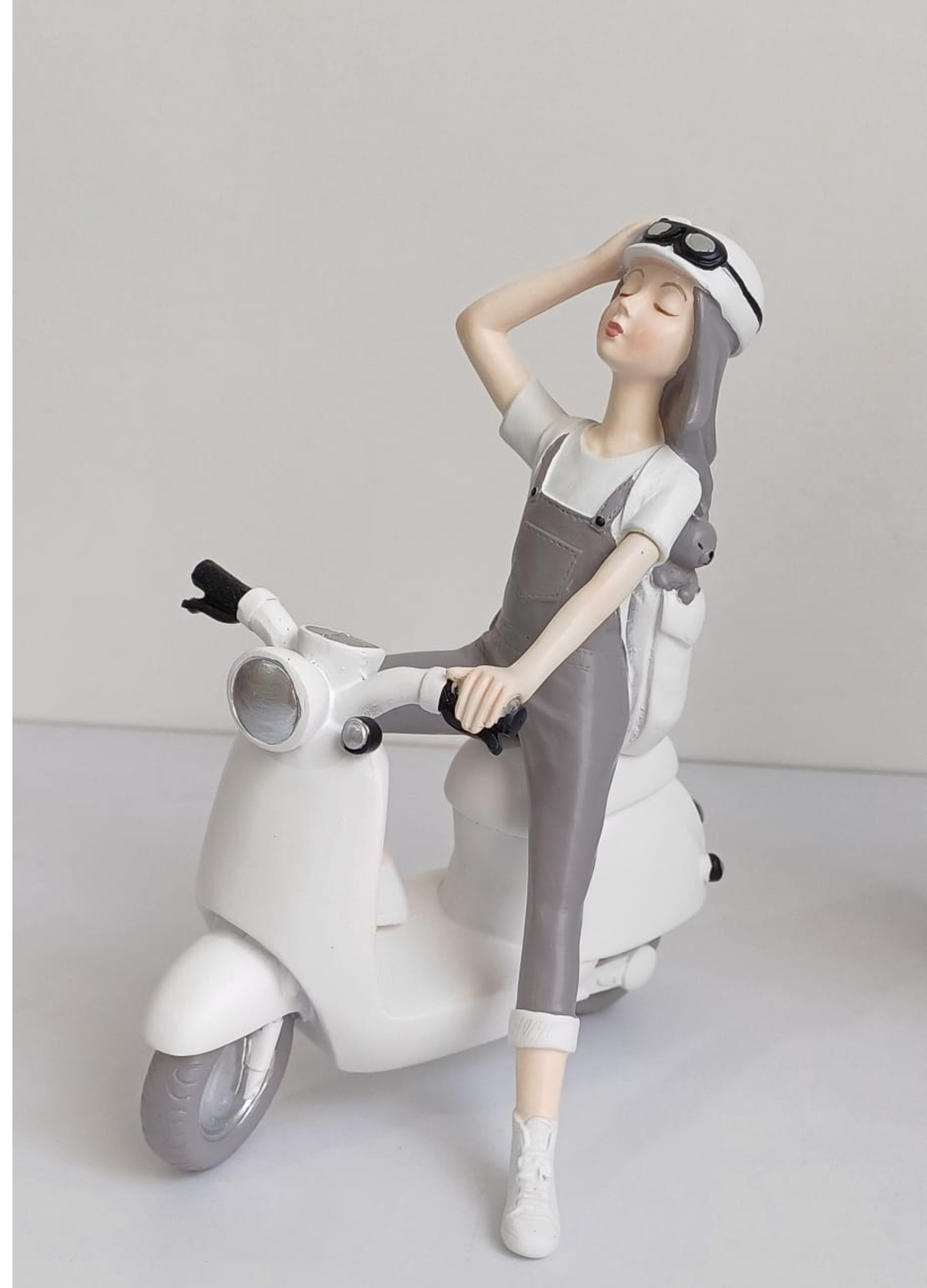 Figura decorativa con scooter