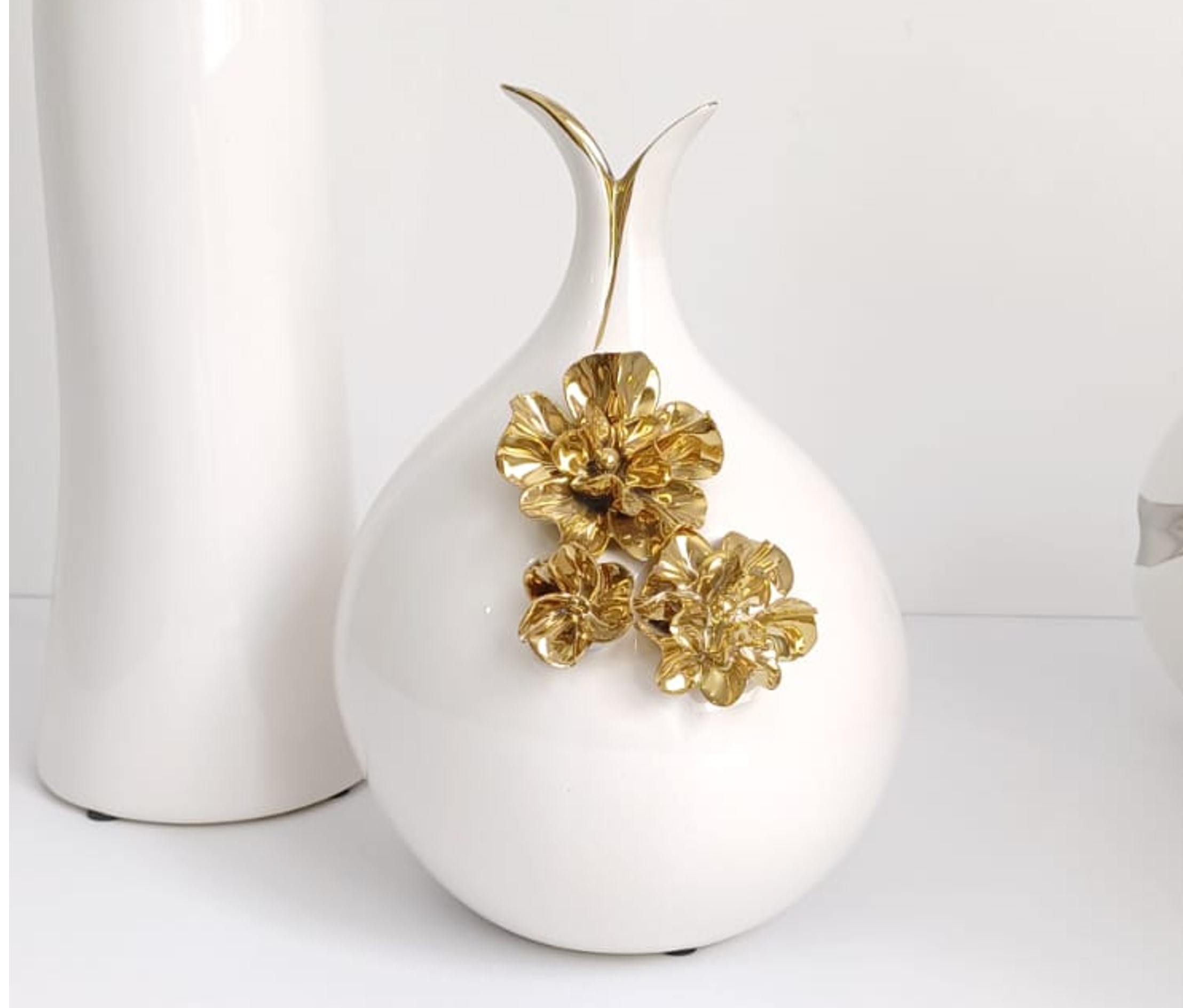 Jarrón blanco con flores doradas