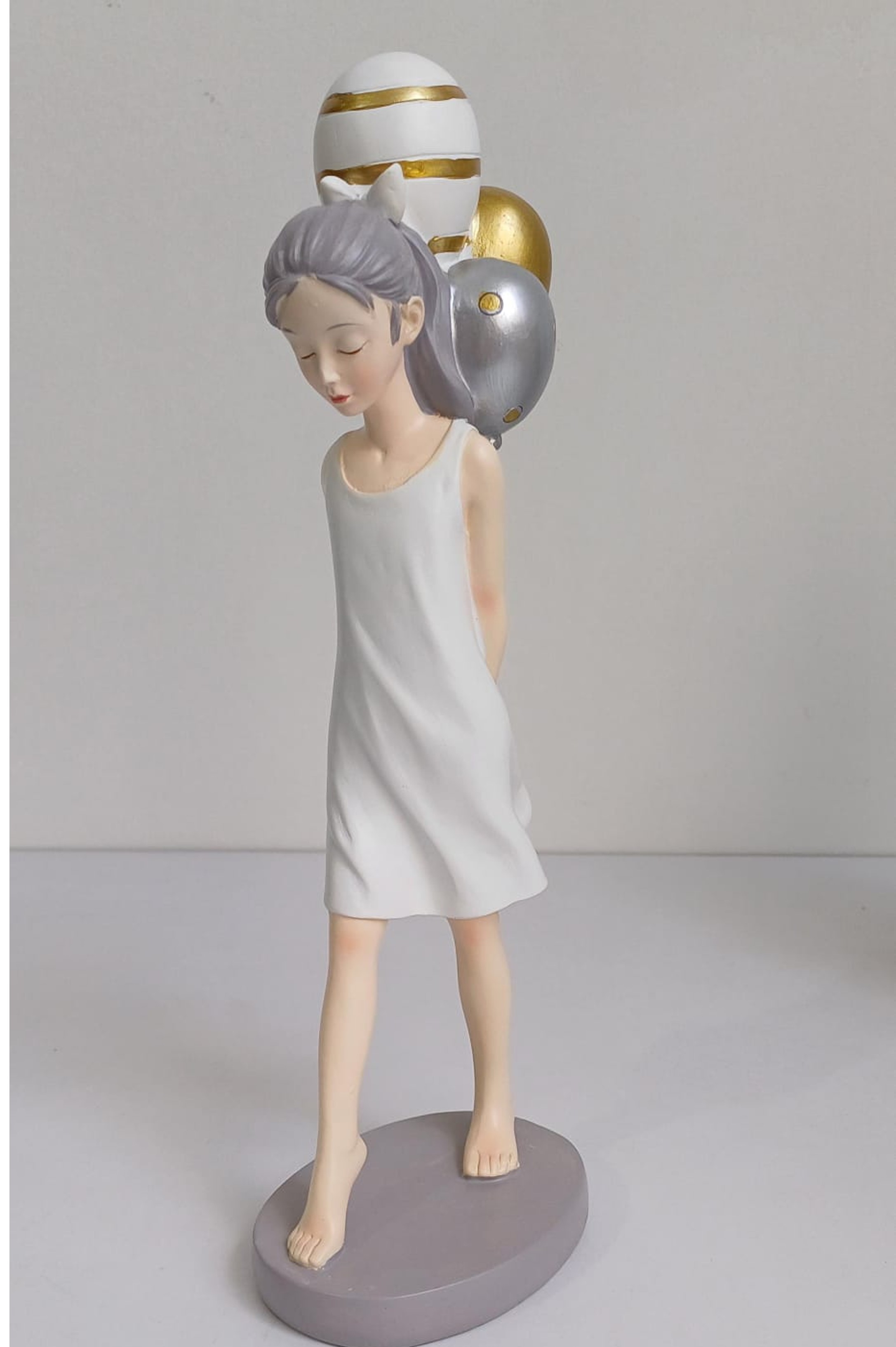 Figura decorativa de niña con globos