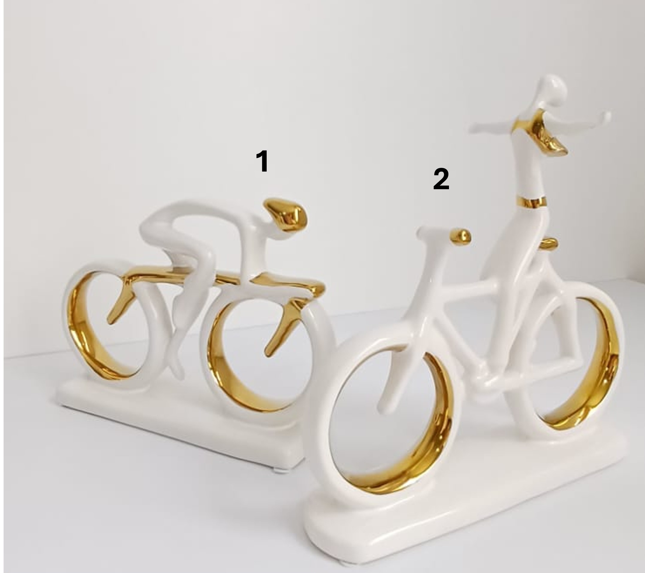 Esculturas de ciclistas en cerámica