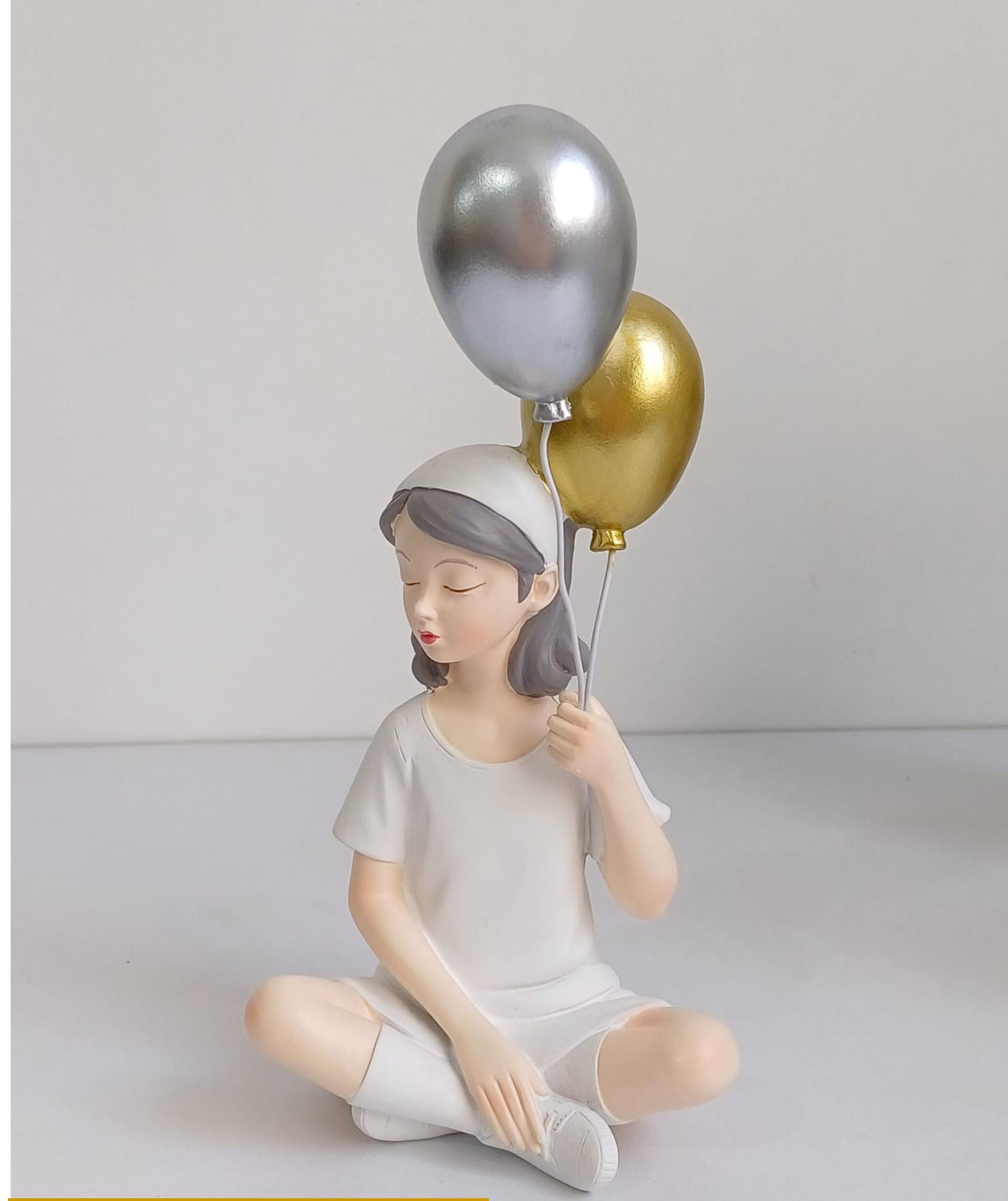 Figura decorativa de niña con globos