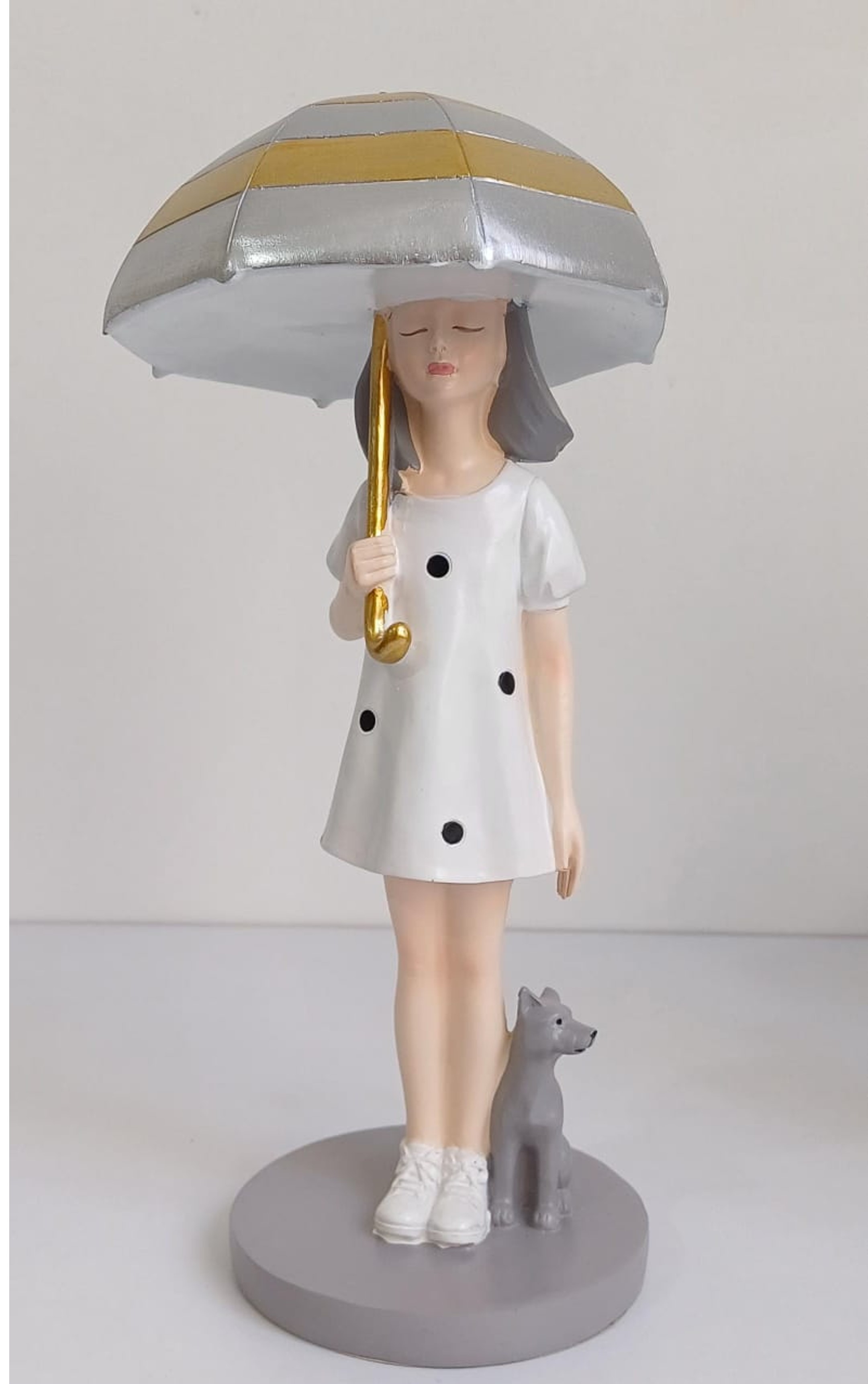 Figura decorativa de niña con paraguas