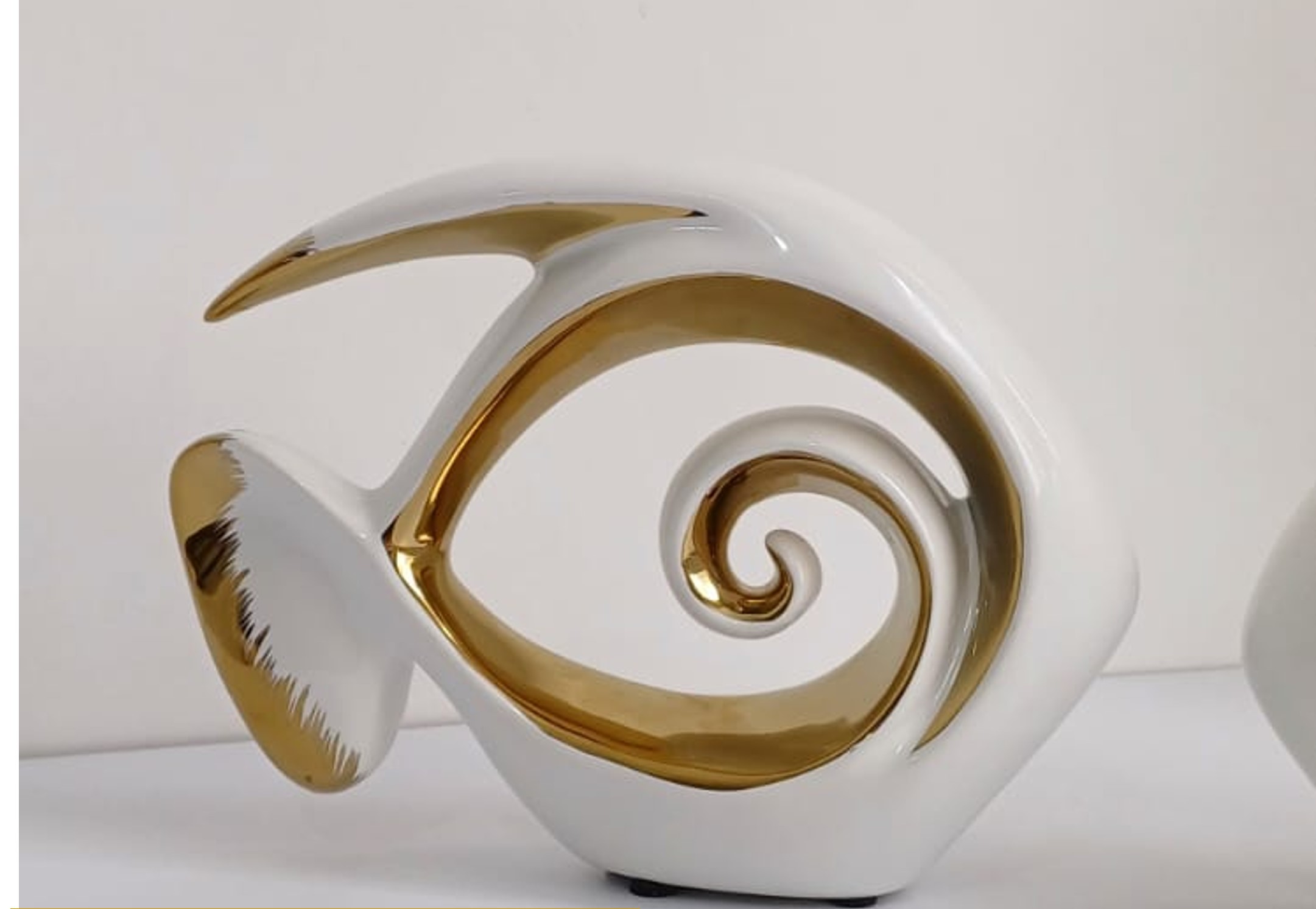 Figura decorativa de pez dorado