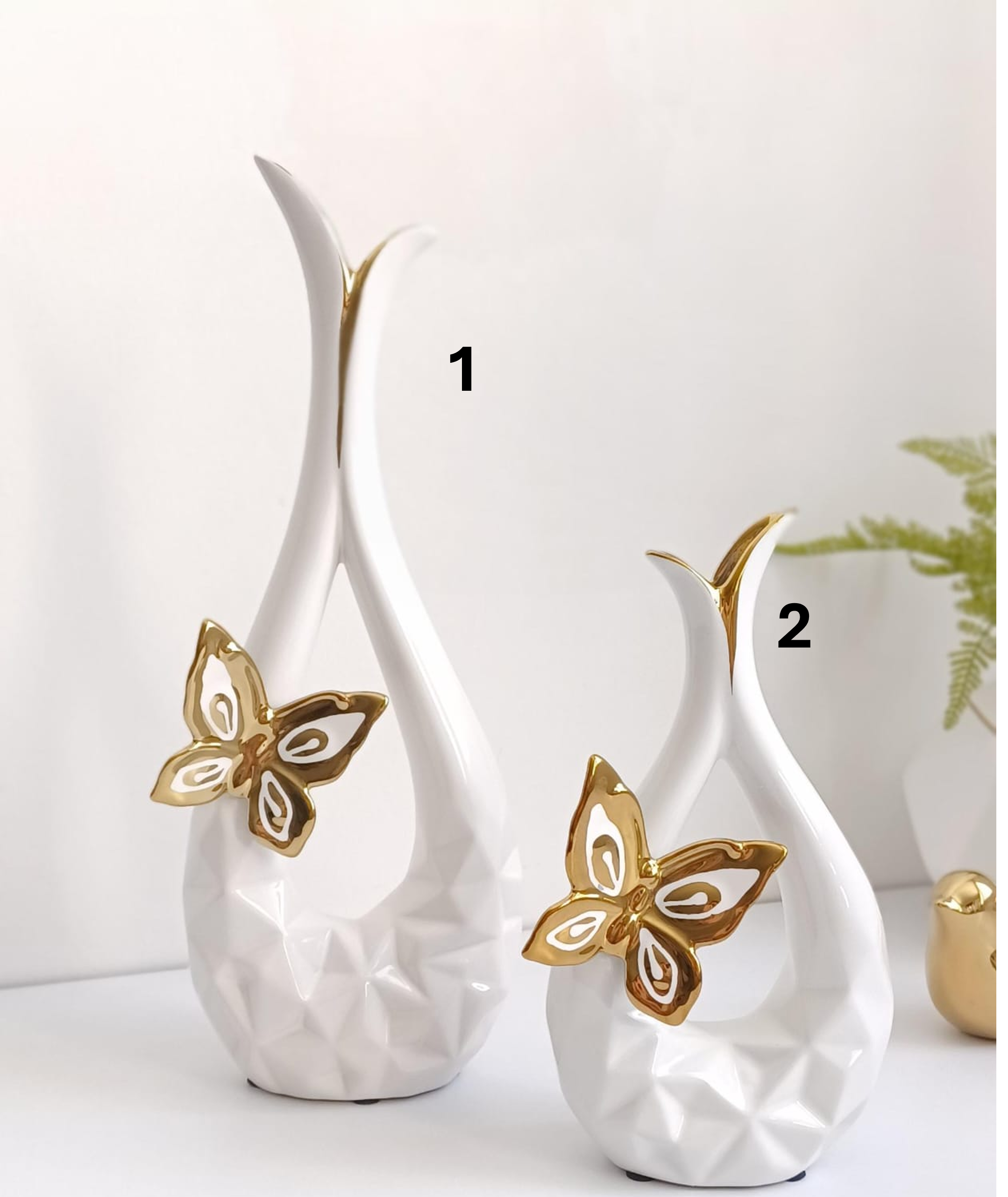 Jarrón decorativo de cerámica con mariposa dorada