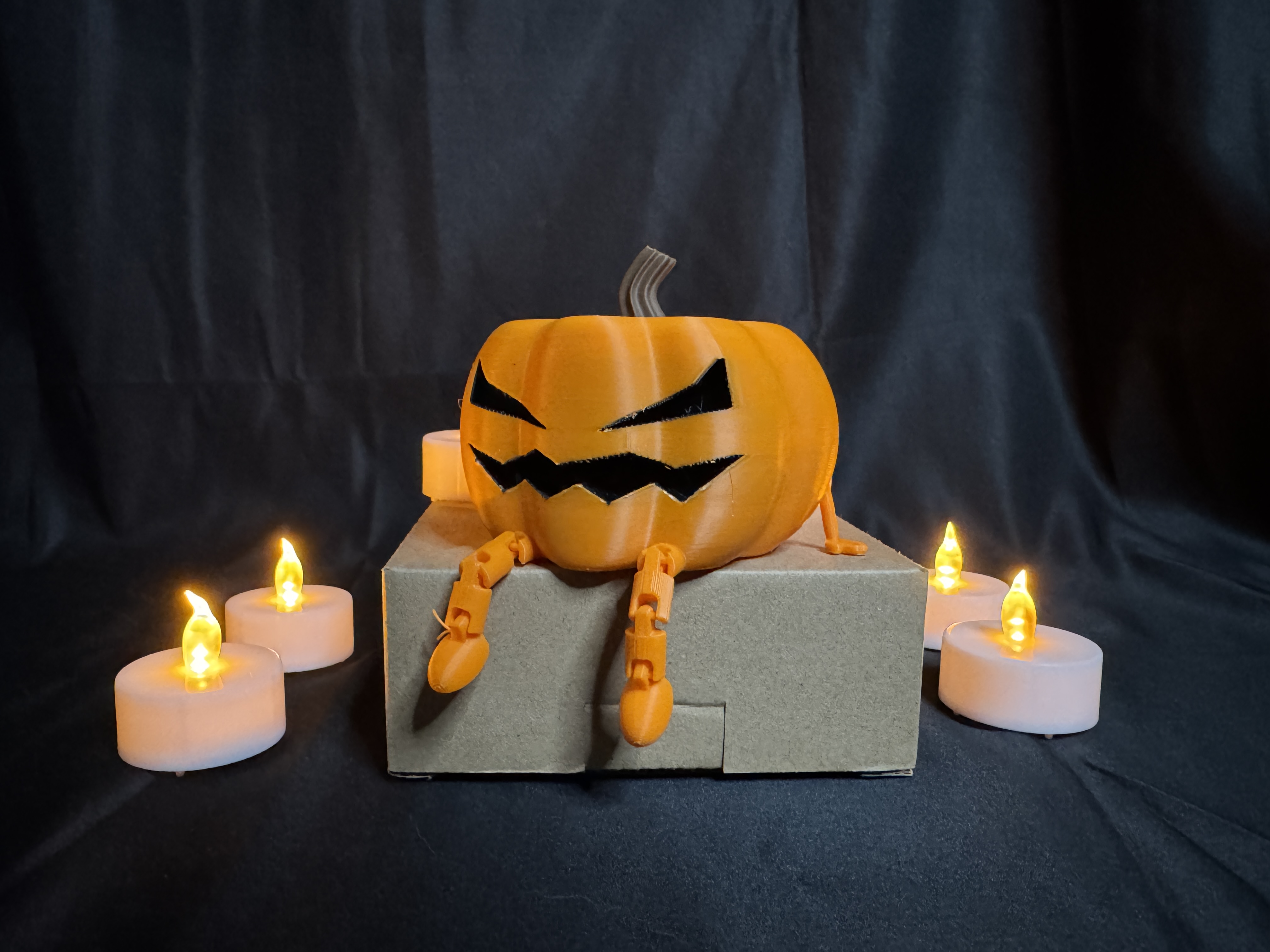 Calabaza de Halloween con piernas articuladas