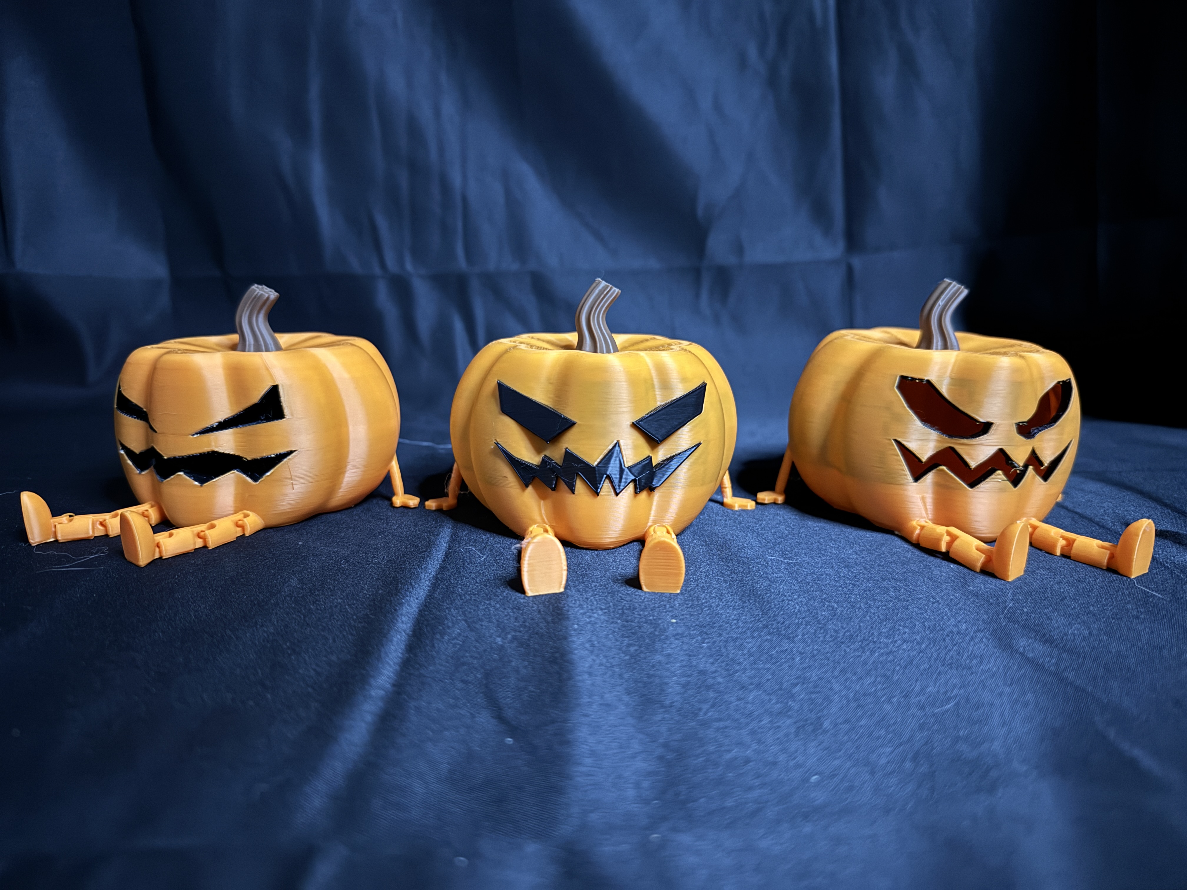 Calabaza de Halloween con piernas articuladas