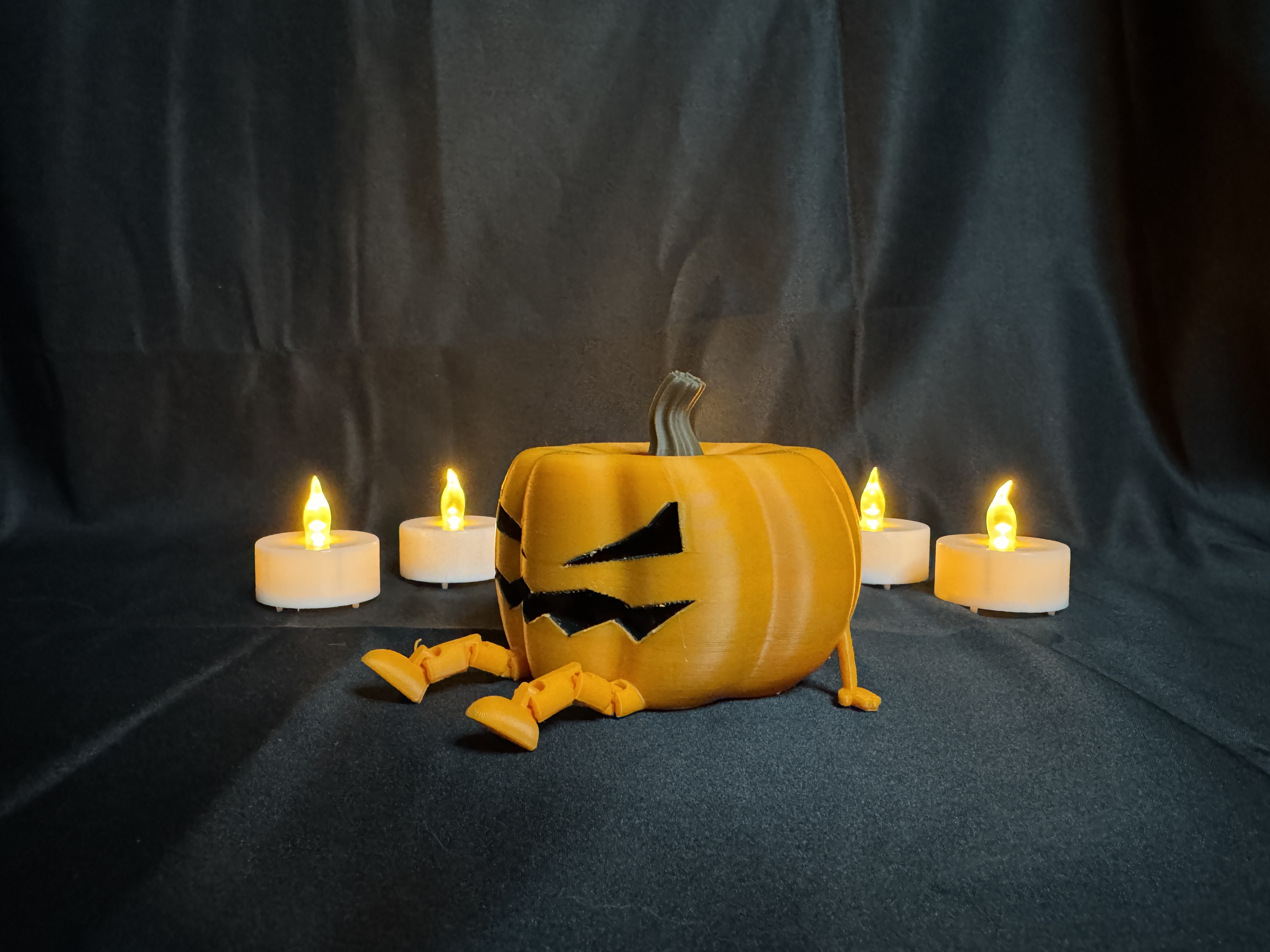 Calabaza de Halloween con piernas articuladas