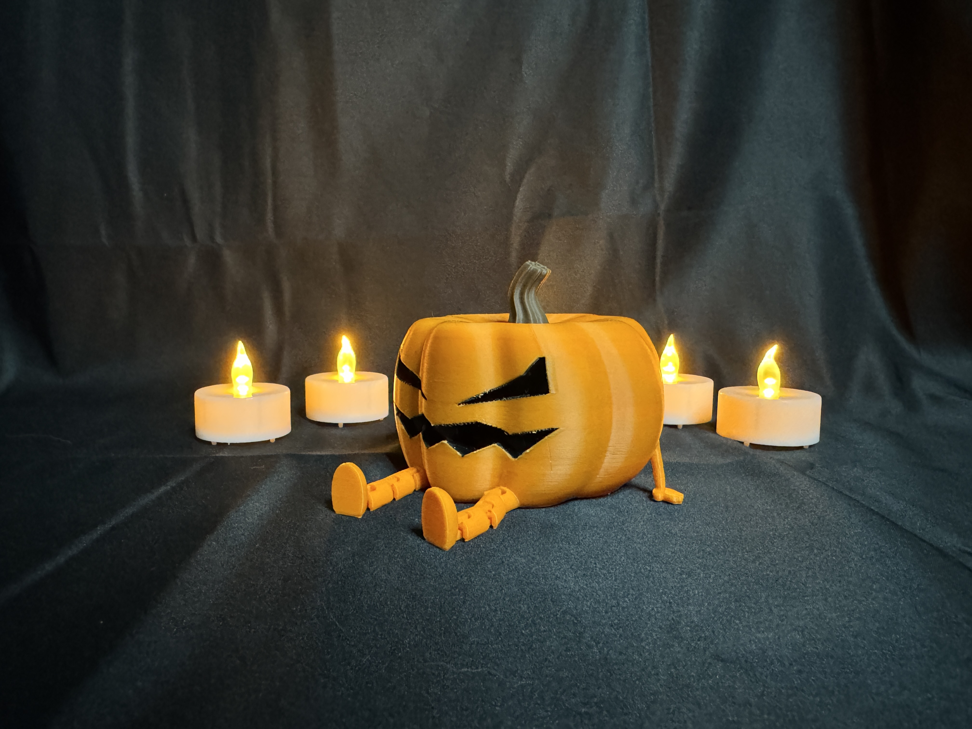 Calabaza de Halloween con piernas articuladas
