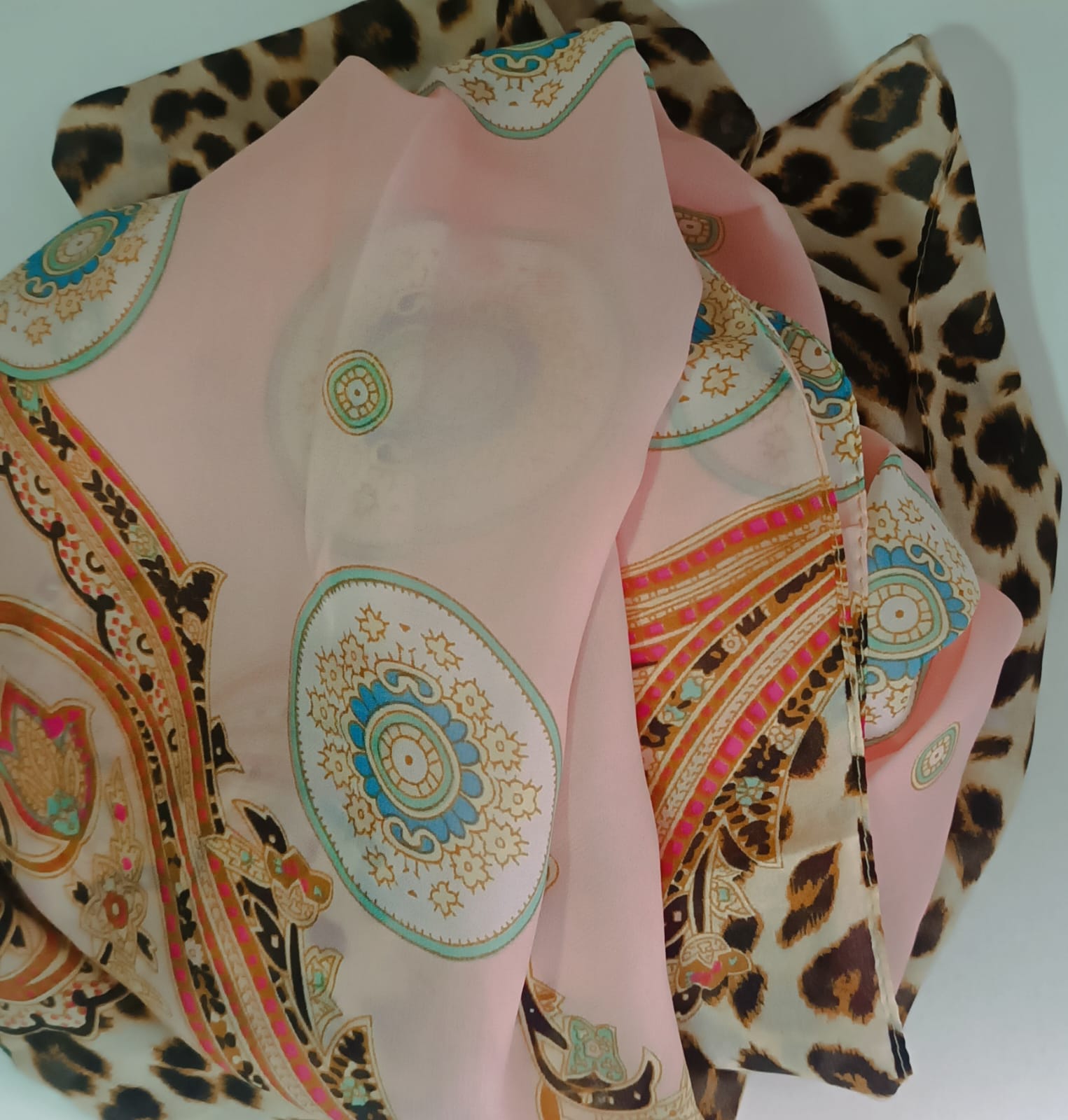 Pañuelo de seda estampado