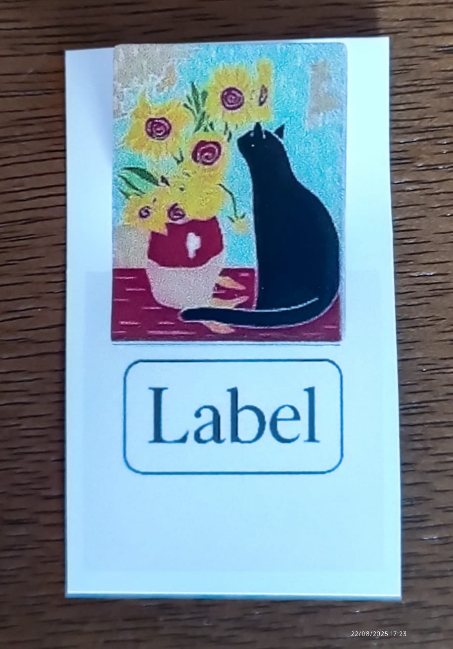 Broche decorativo de gato y flores