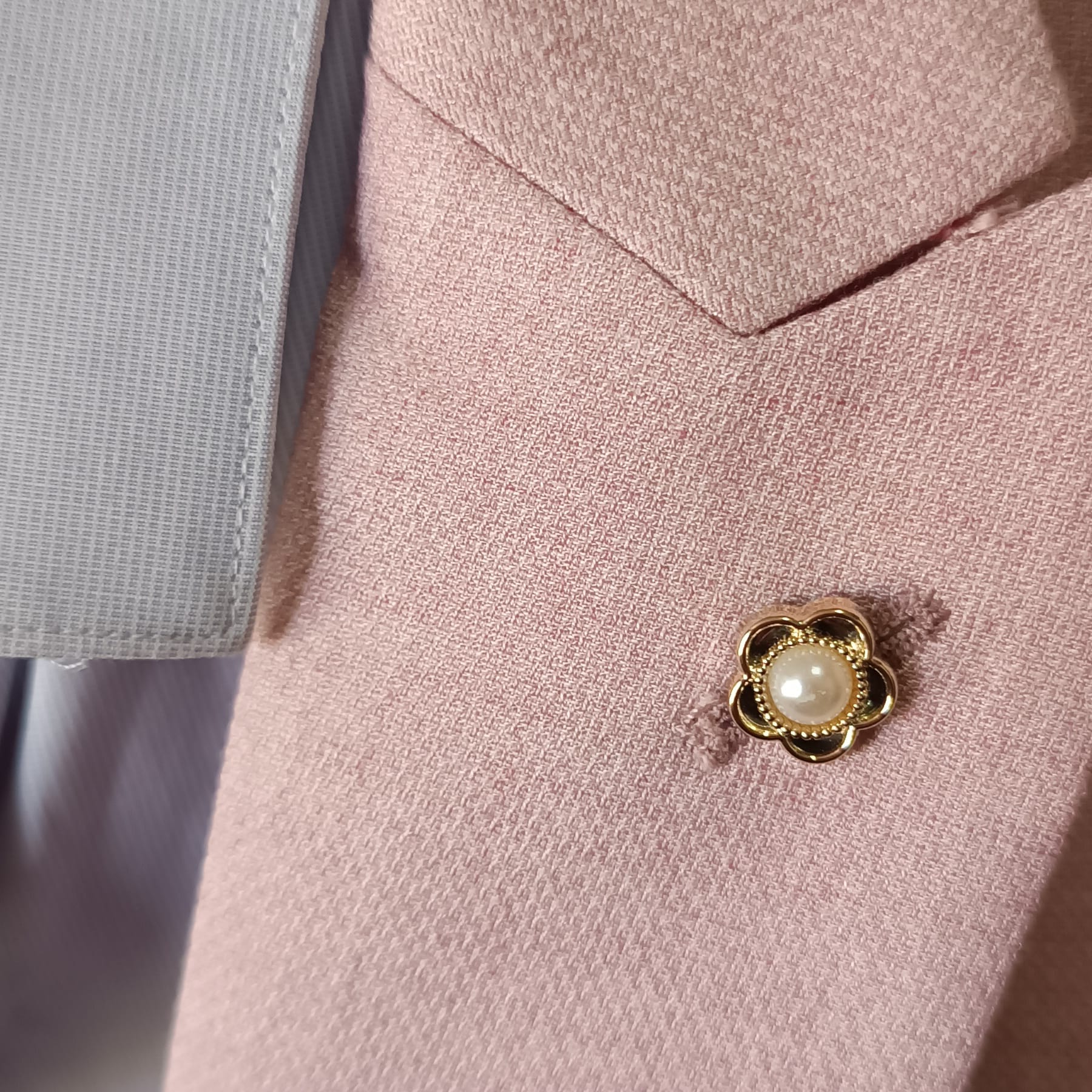 Pin de flor con perla
