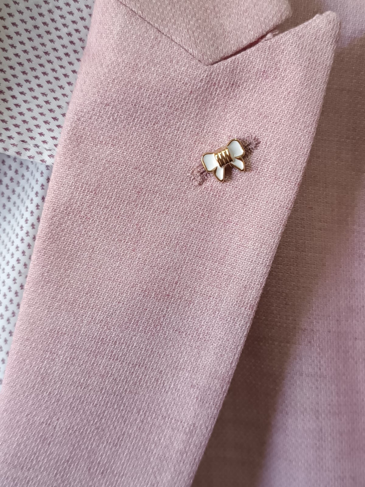 Broche de lazo dorado