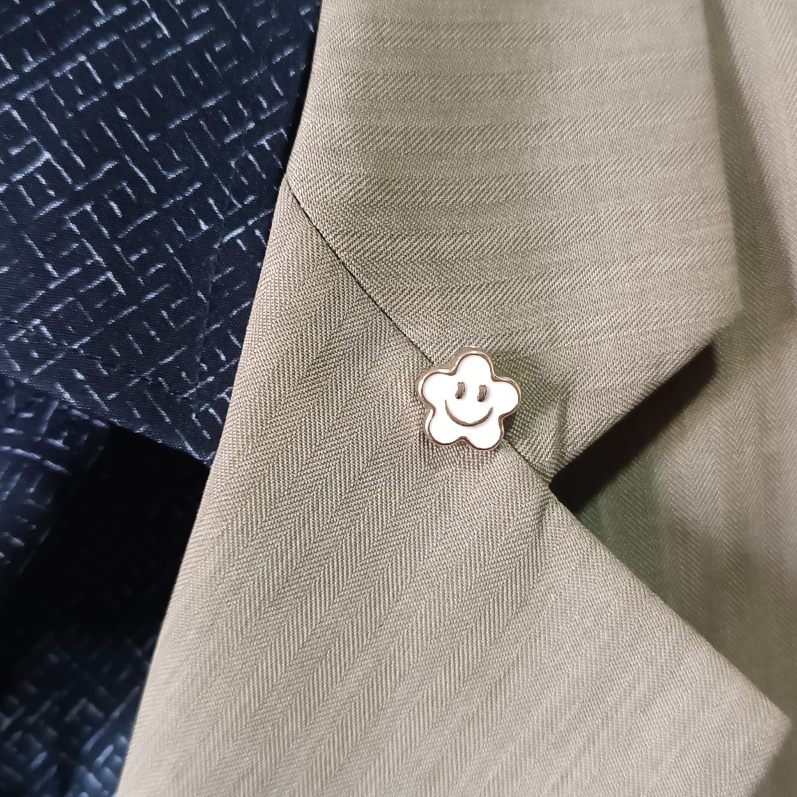 Pin de flor sonriente