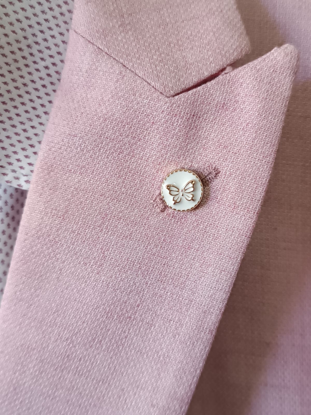 Pin decorativo con mariposa