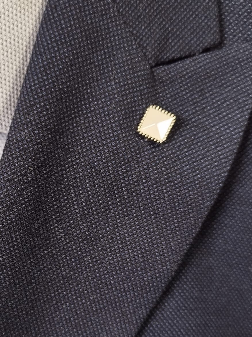 Alfiler de estilo piramidal