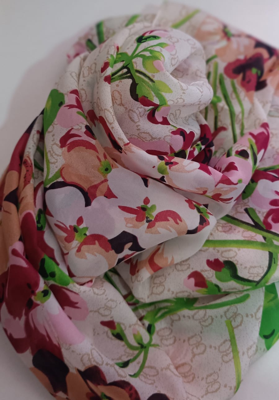 Pañuelo floral de seda