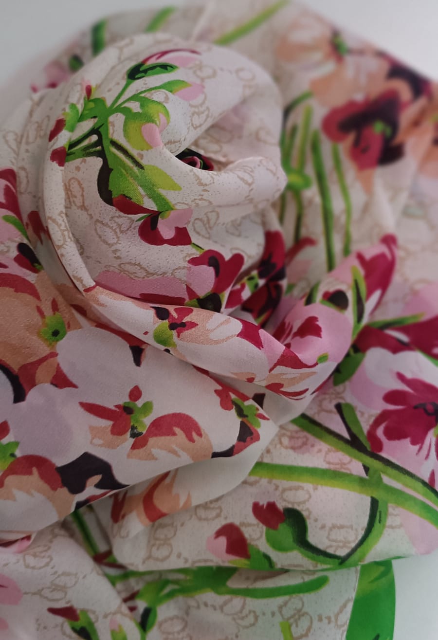 Pañuelo floral de seda