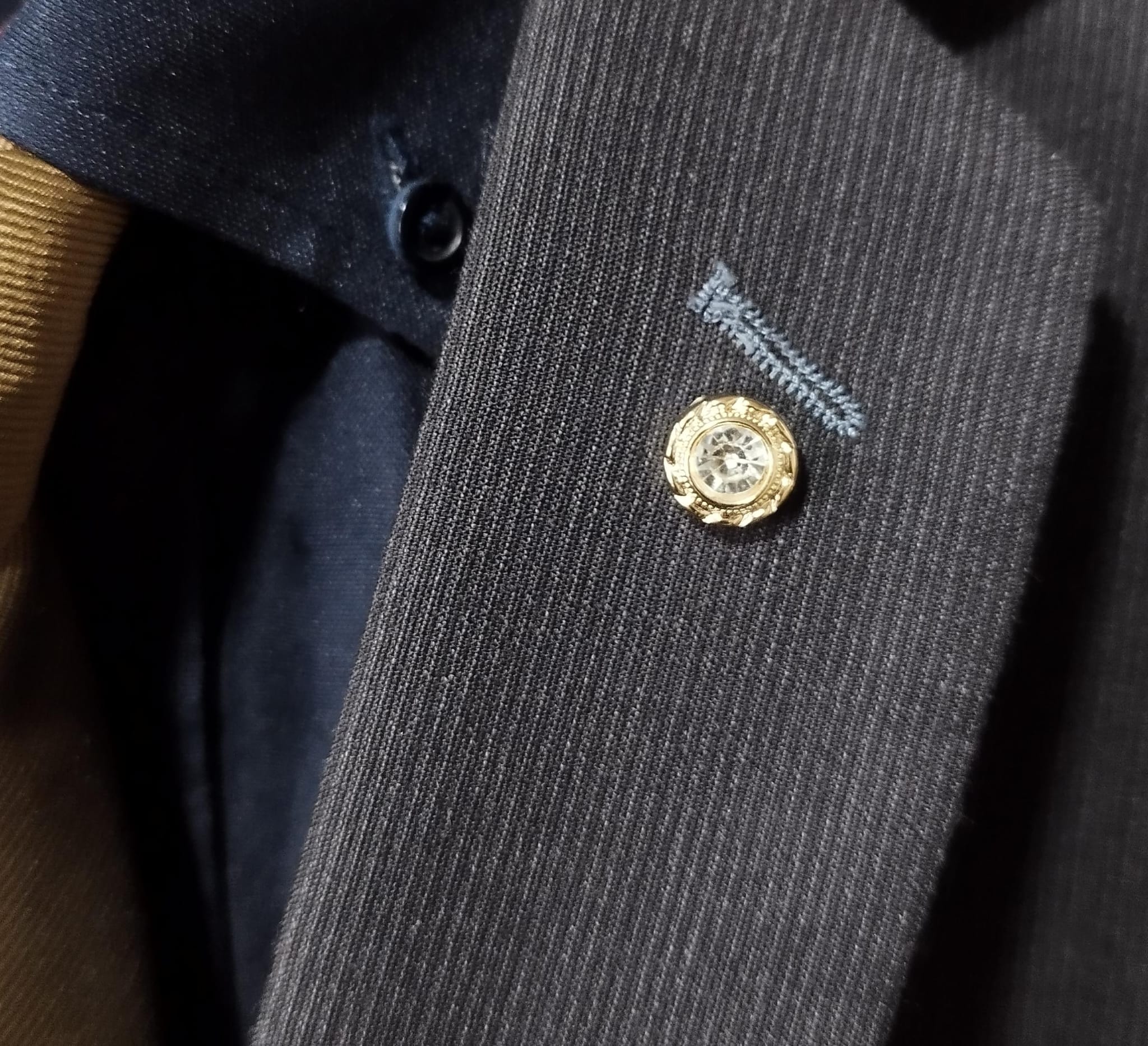 Pin dorado elegante
