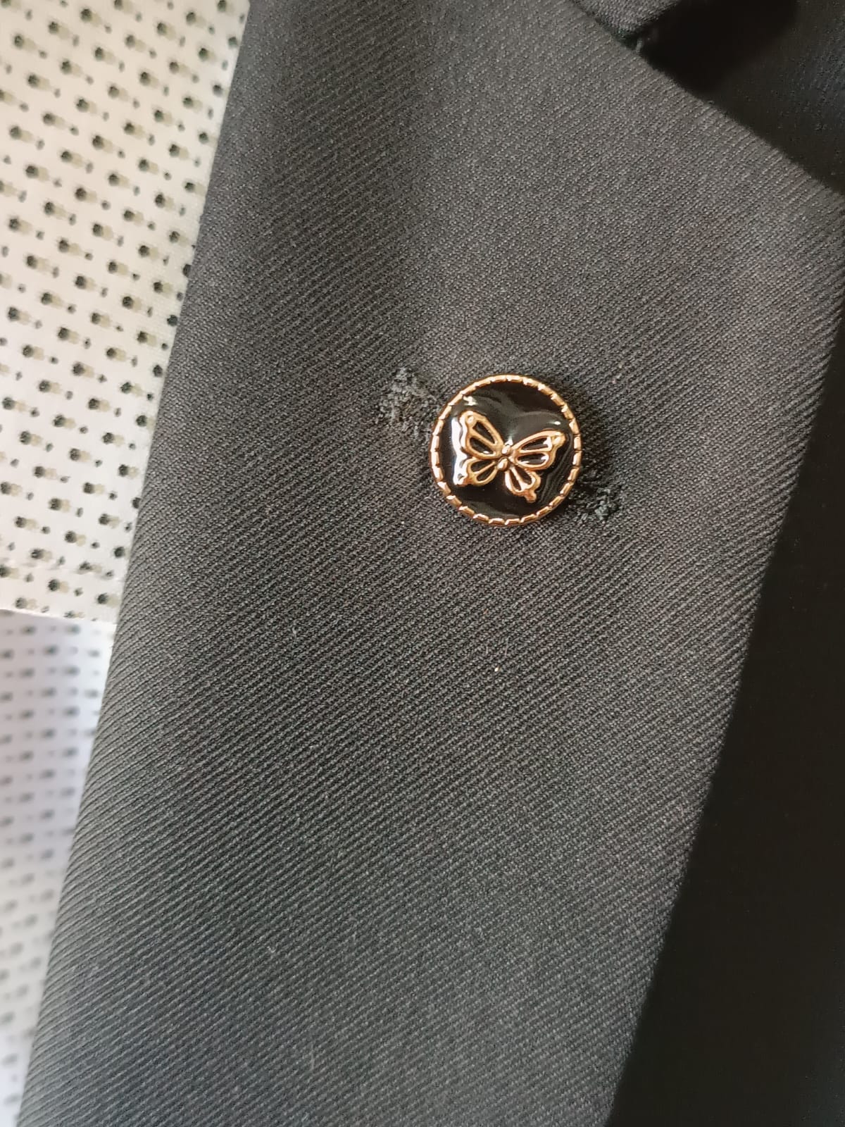 Pin de mariposa dorada