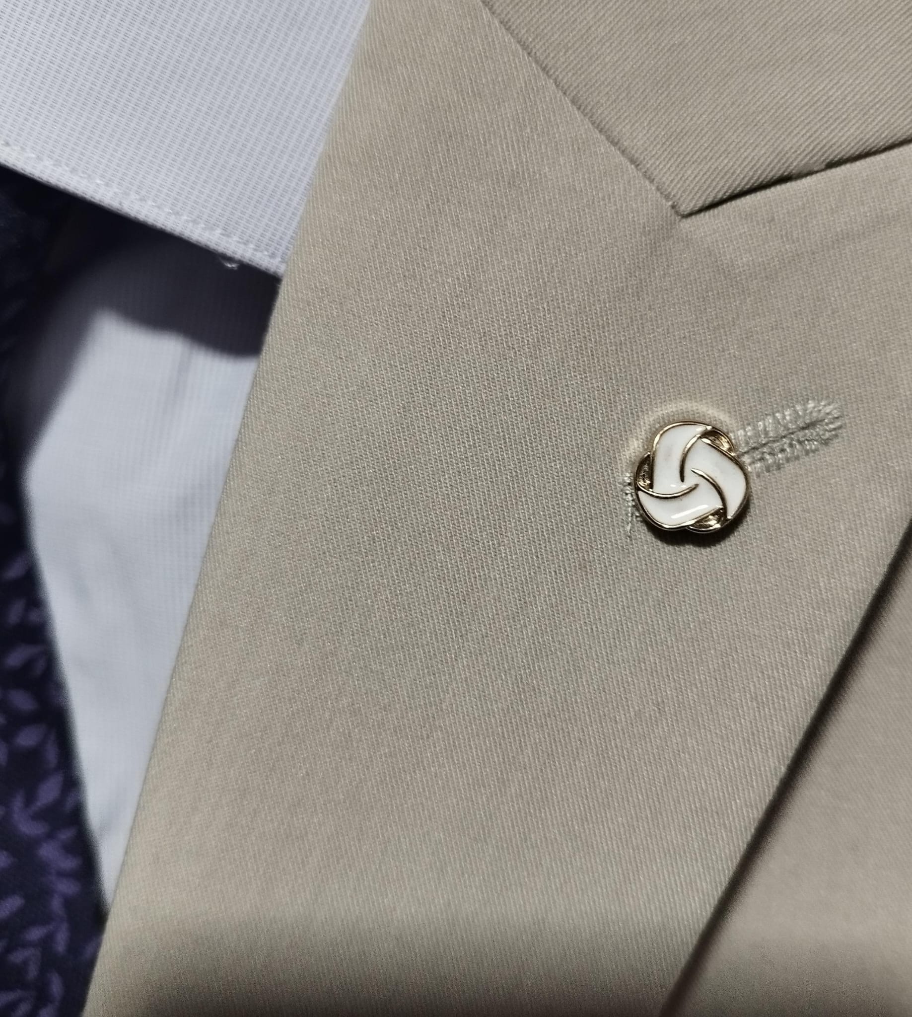 Pin de solapa elegante