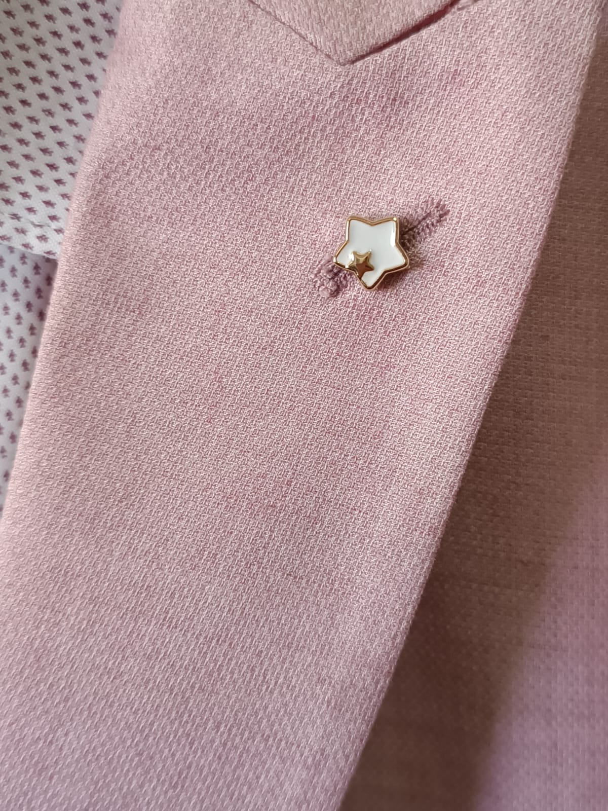 Pin de estrella dorada