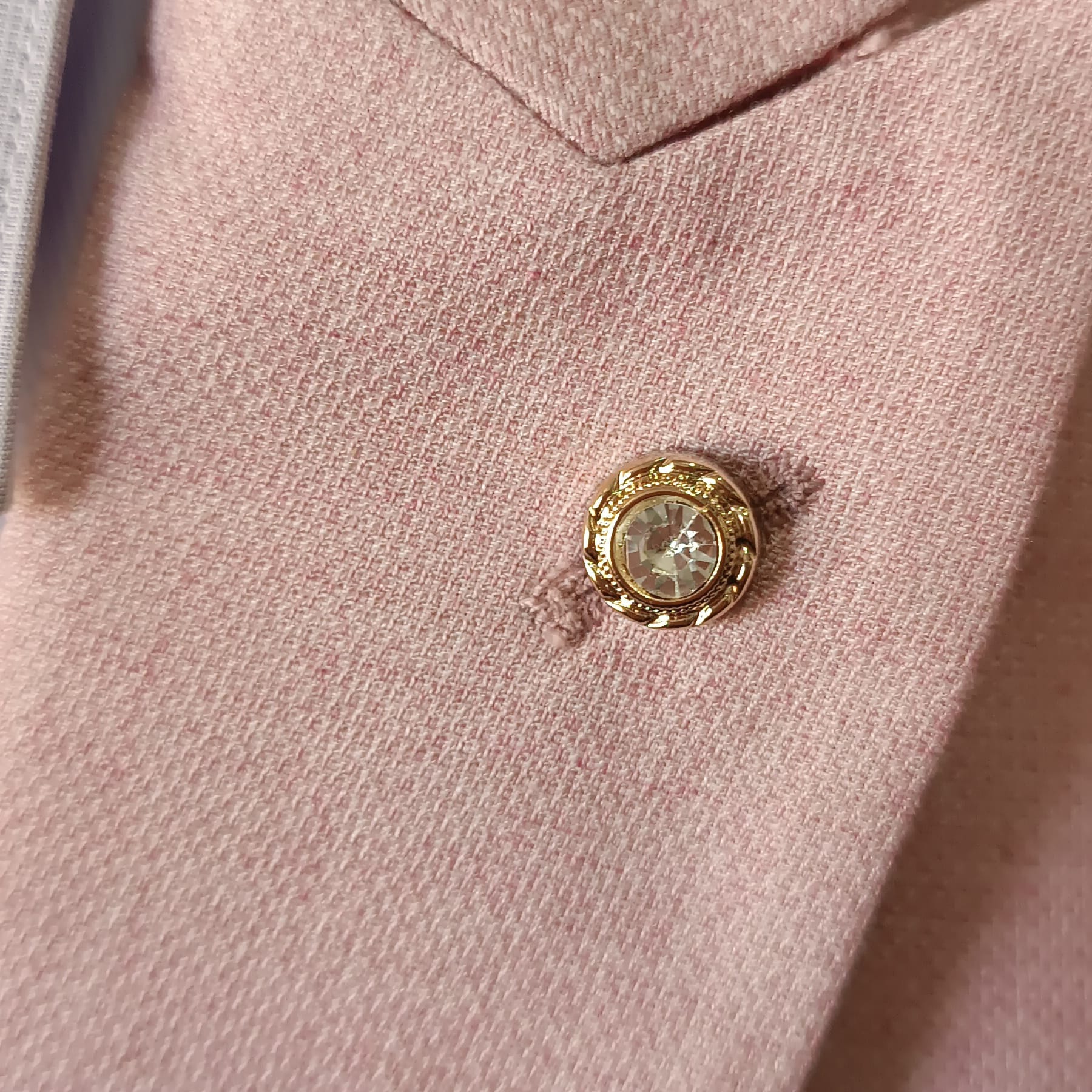 Pin dorado elegante
