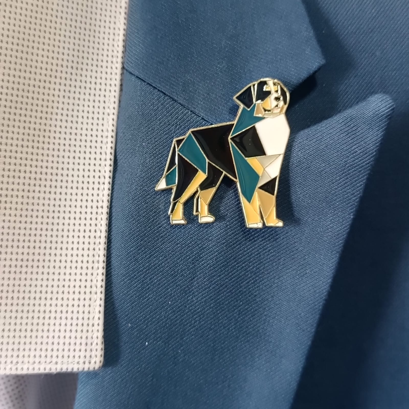 Pin de perro origami