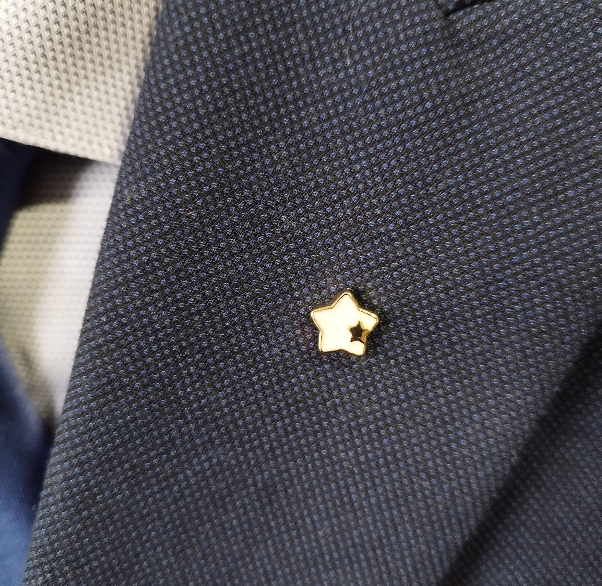 Pin de estrella dorada