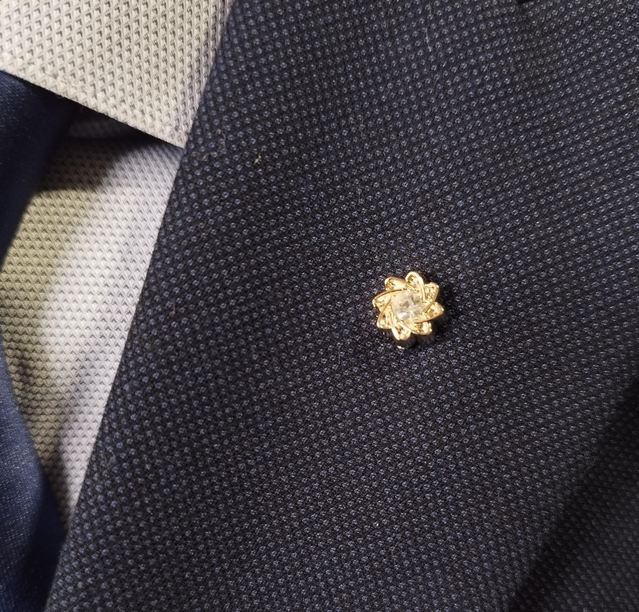 Pin de solapa dorado