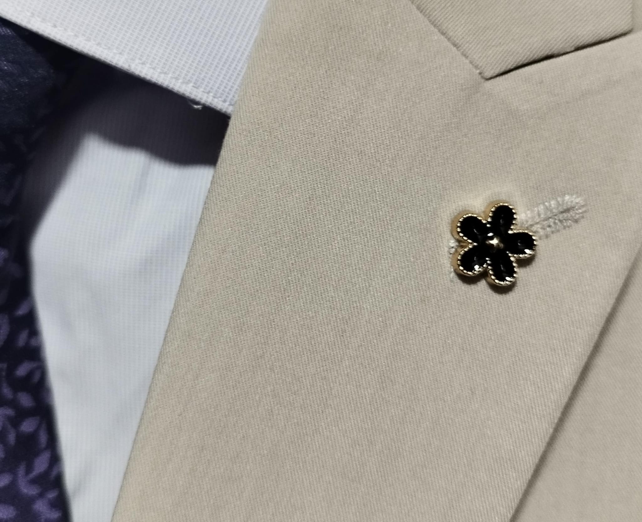 Pin de flor negro