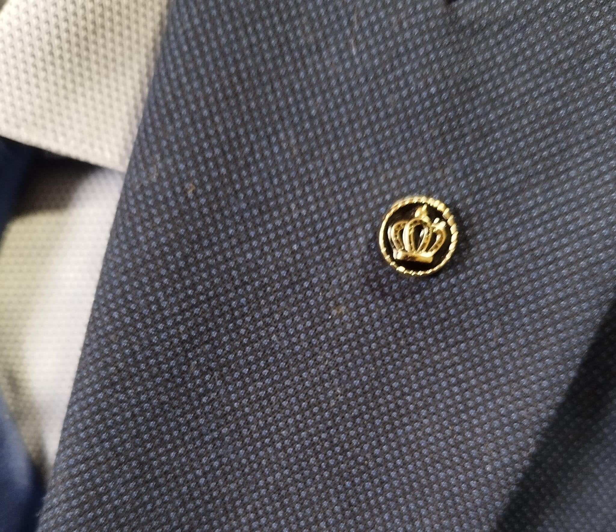 Pin dorado de corona