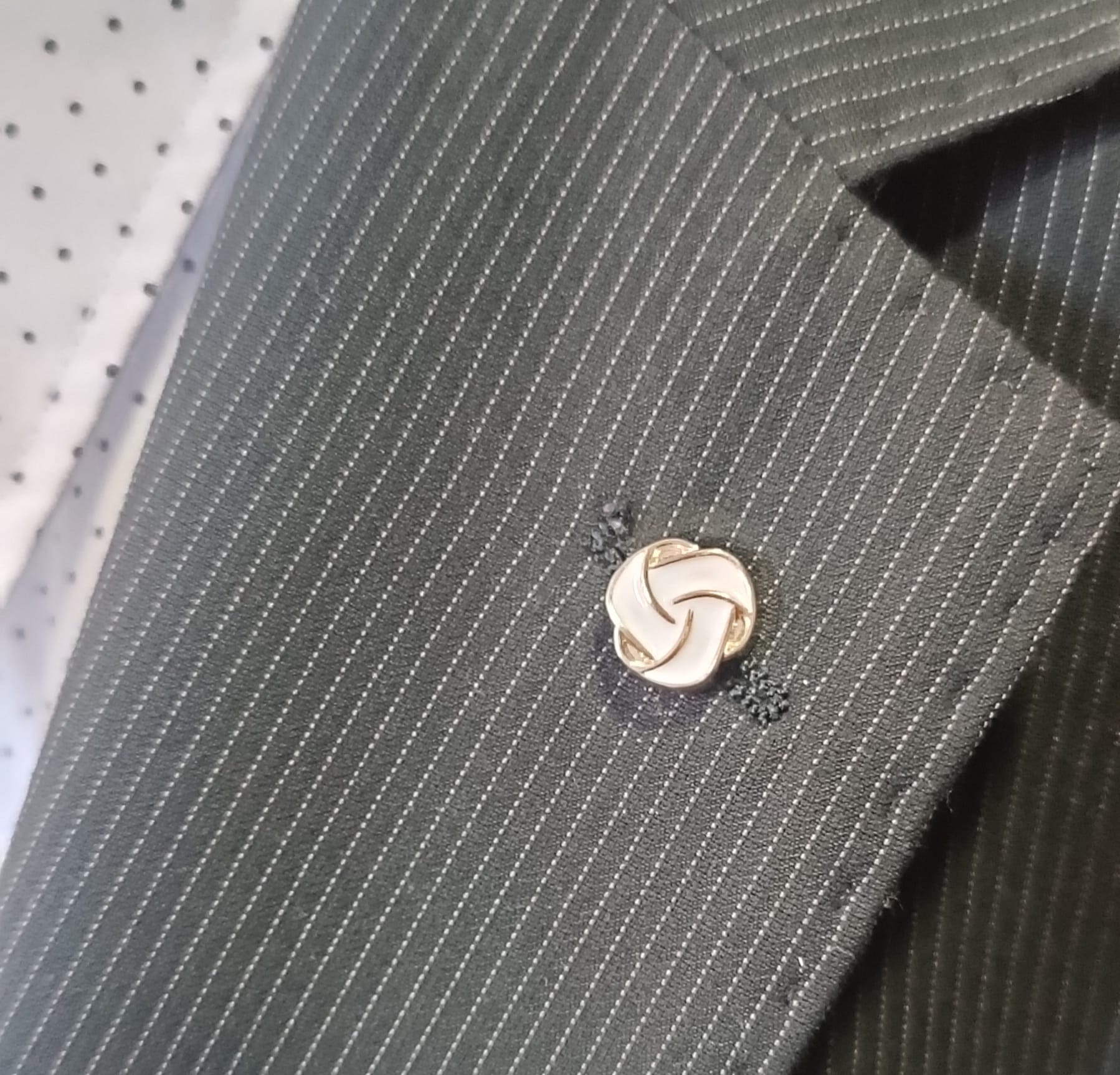 Pin de solapa elegante