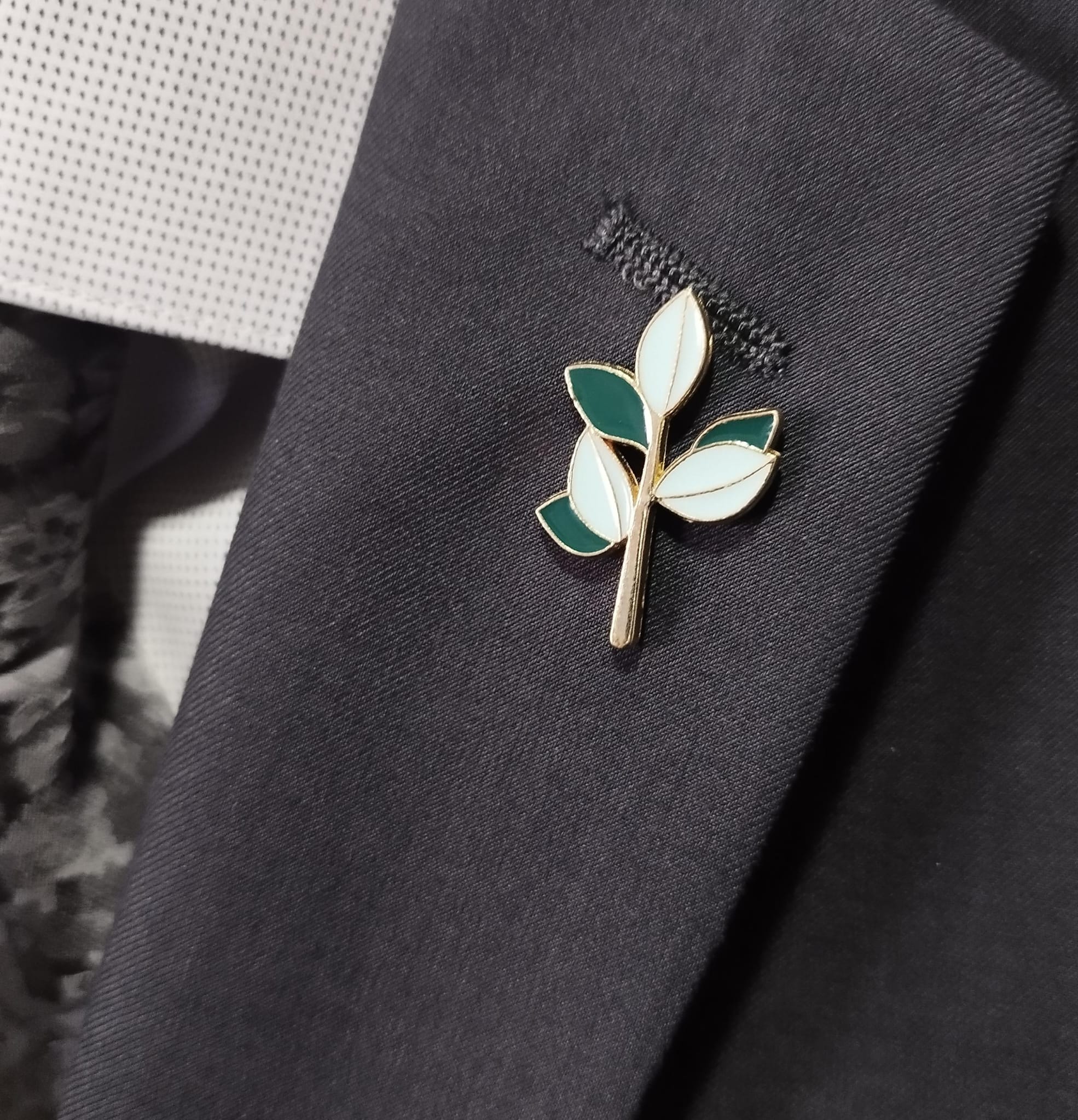 Pin de rama con hojas