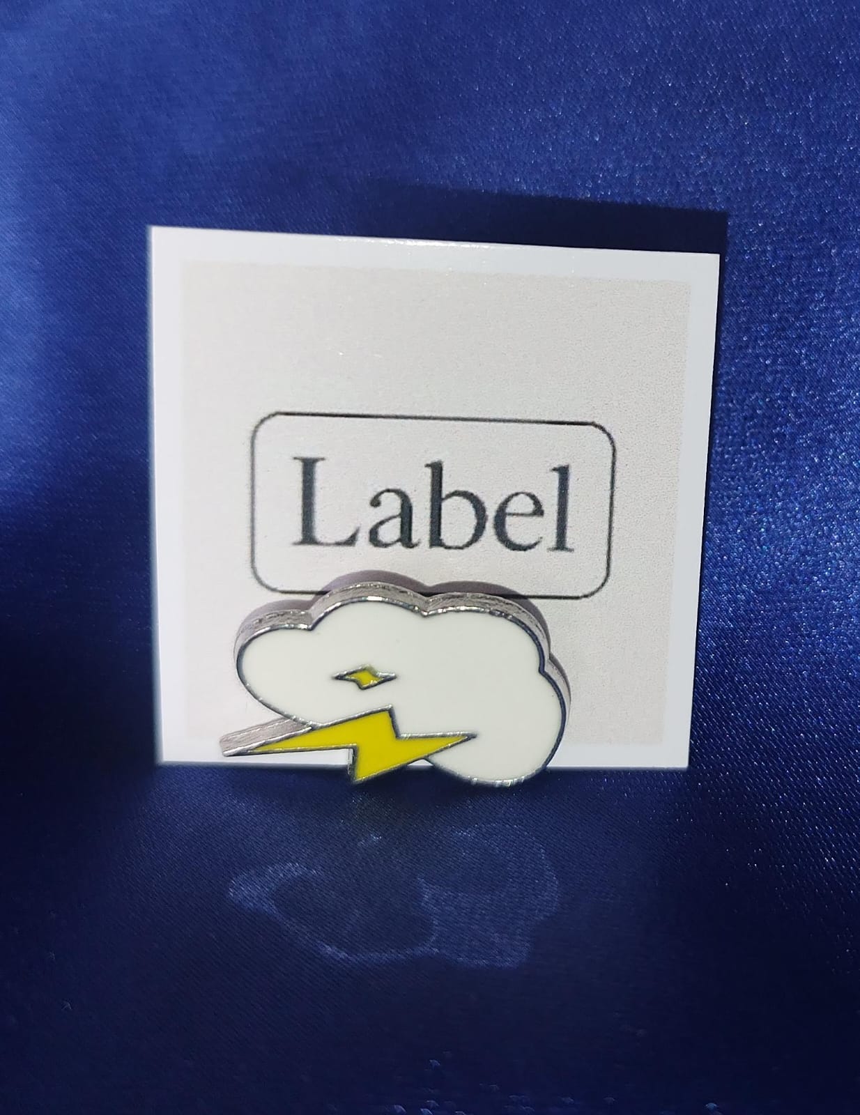 Pin de nube con rayo