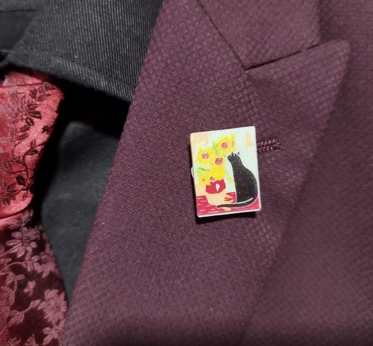 Broche decorativo de gato y flores