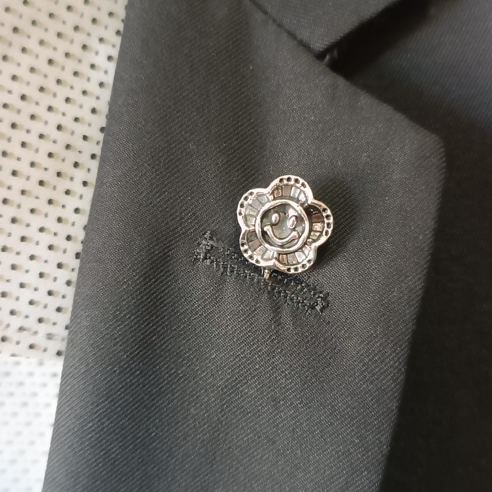 Alfiler de flor plateada sonriente