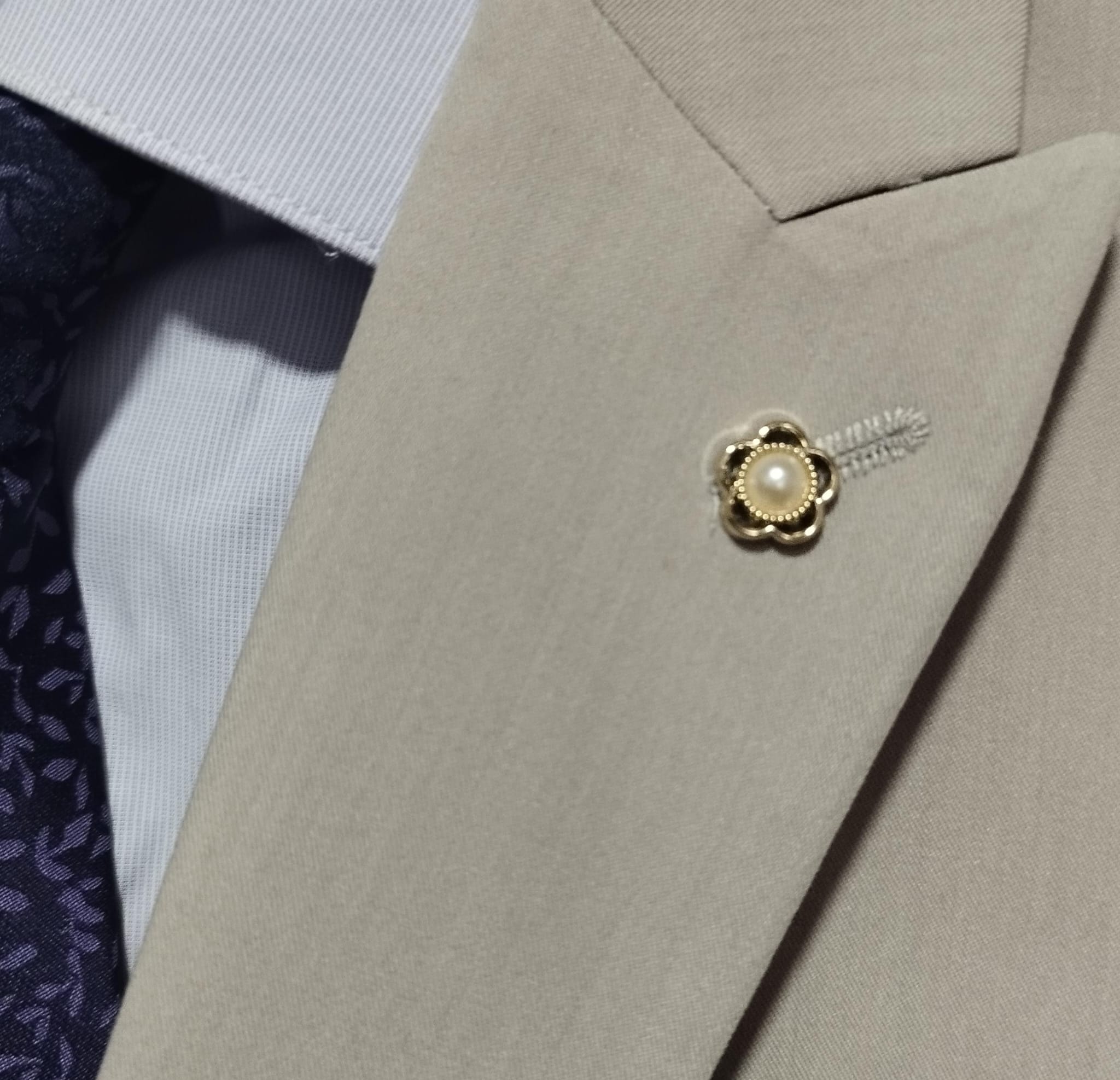 Pin de flor con perla