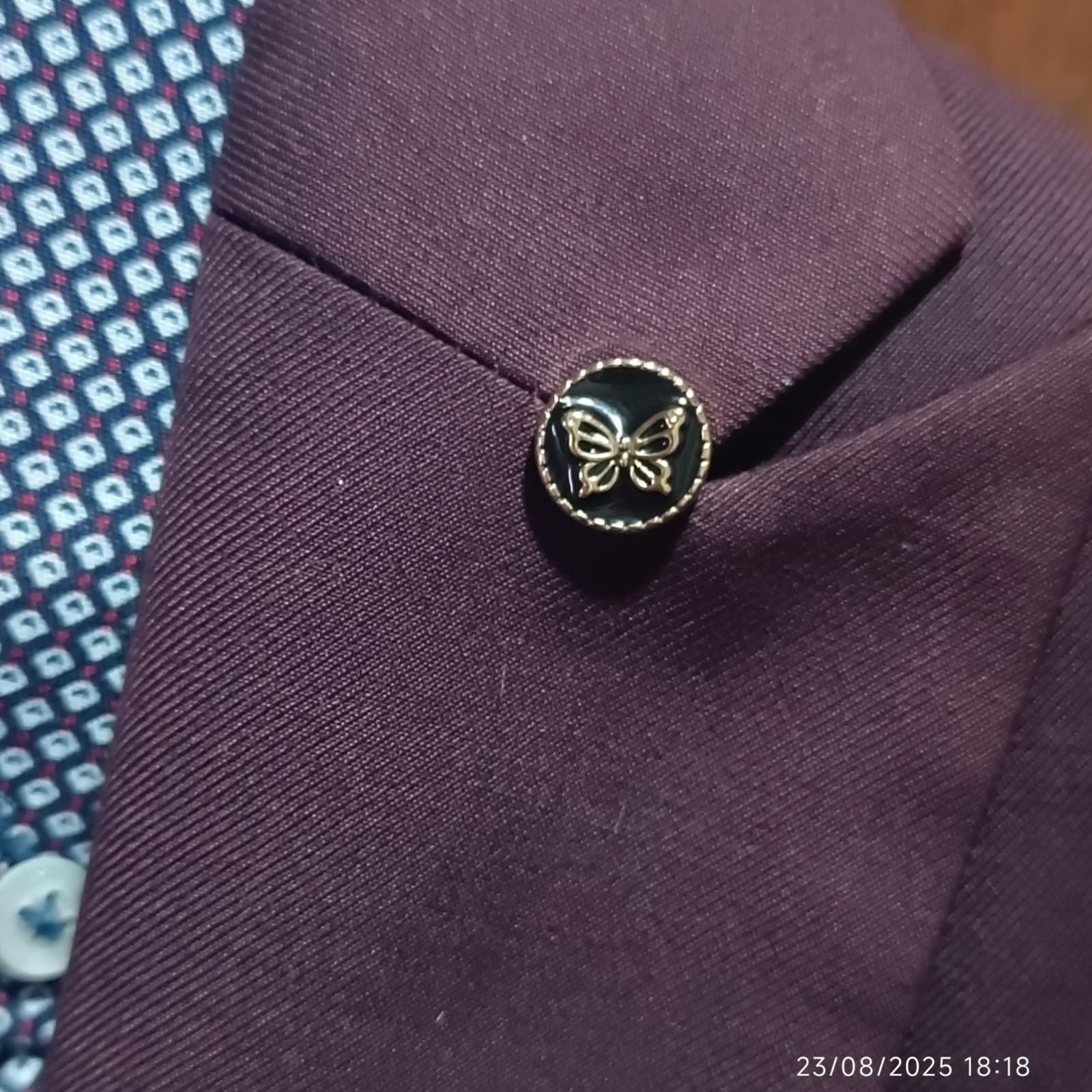 Pin de mariposa dorada