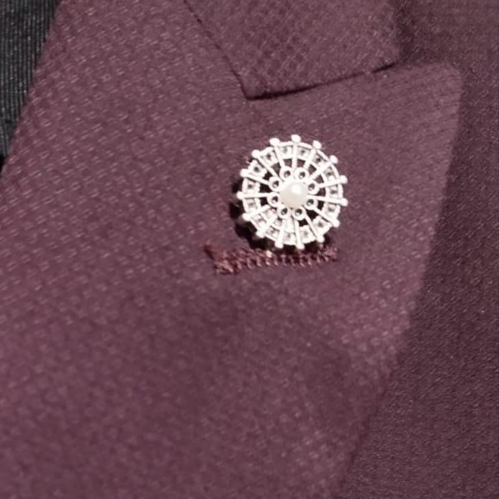 Alfiler plateado elegante