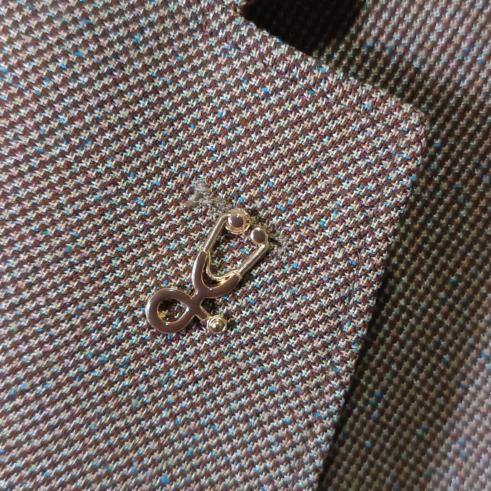 Pin de estetoscopio dorado