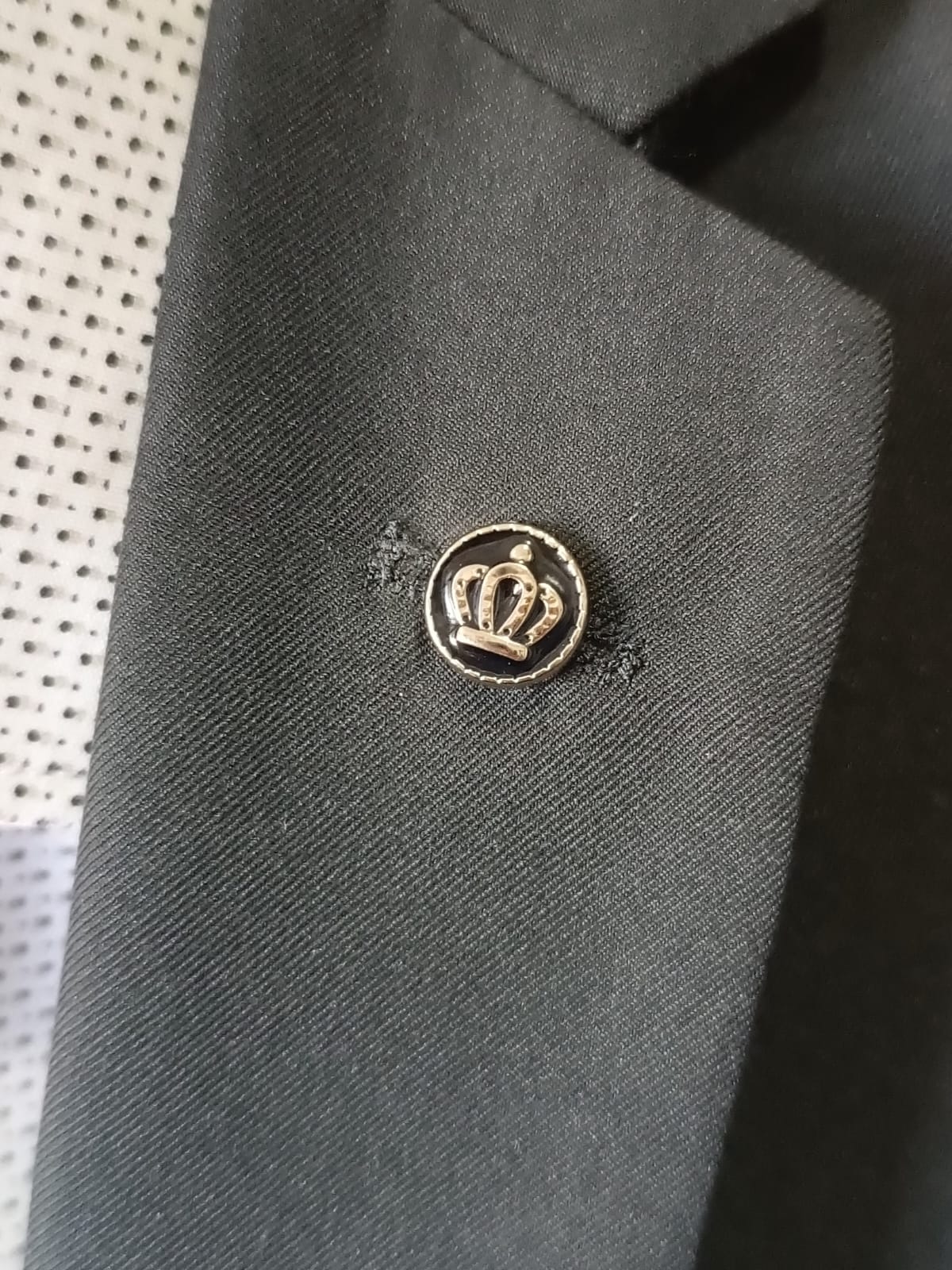 Pin dorado de corona