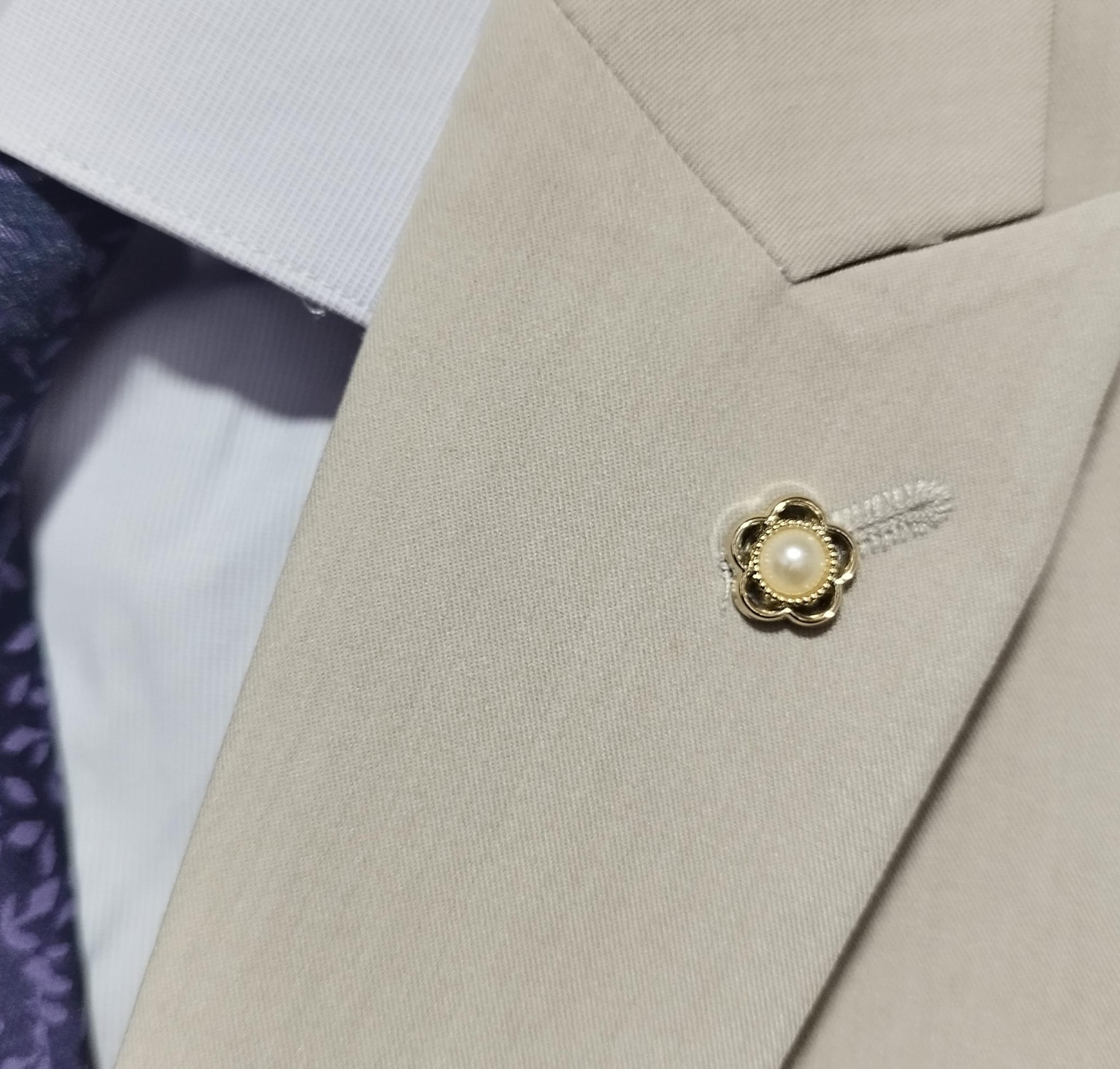 Pin de flor con perla