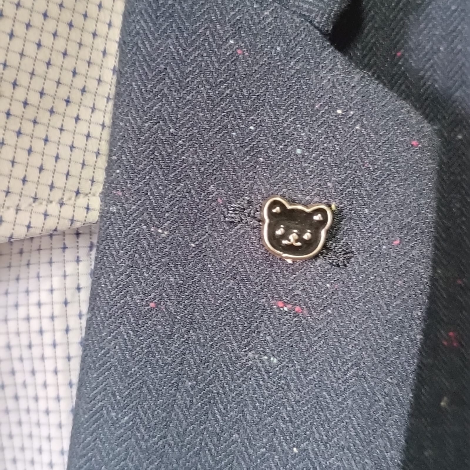 Pin de oso elegante