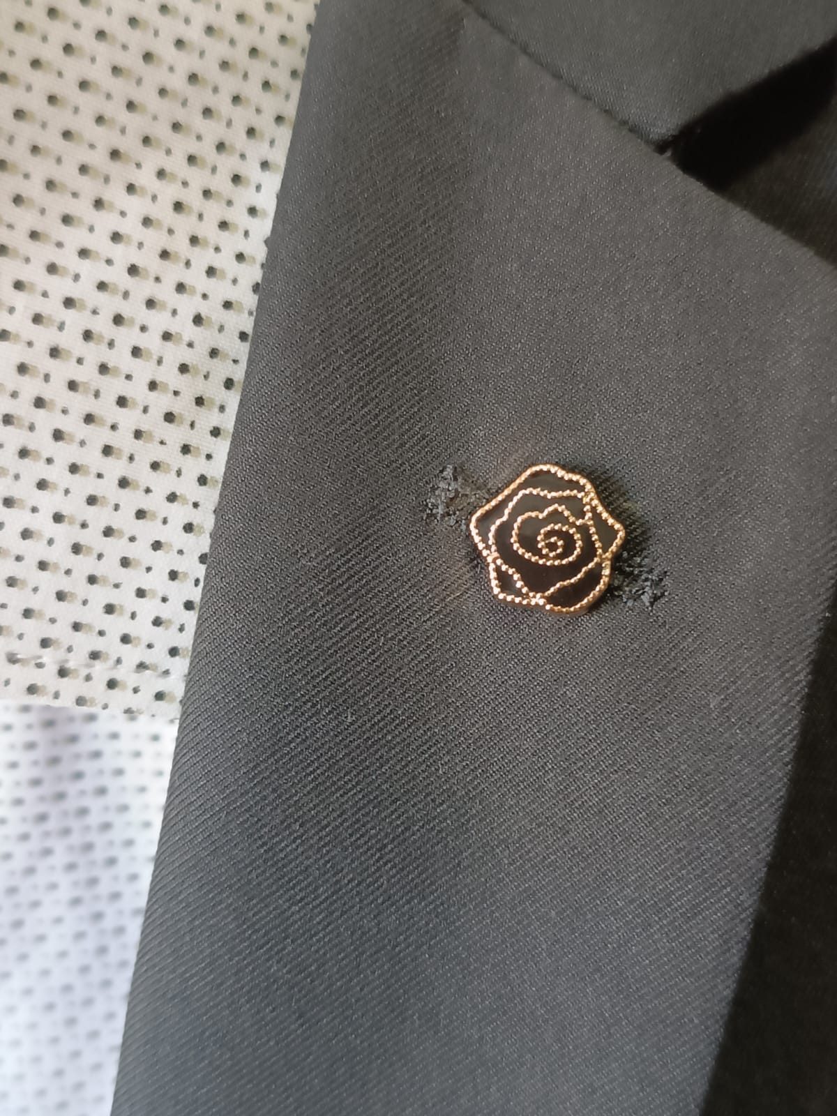 Pin de solapa en forma de rosa